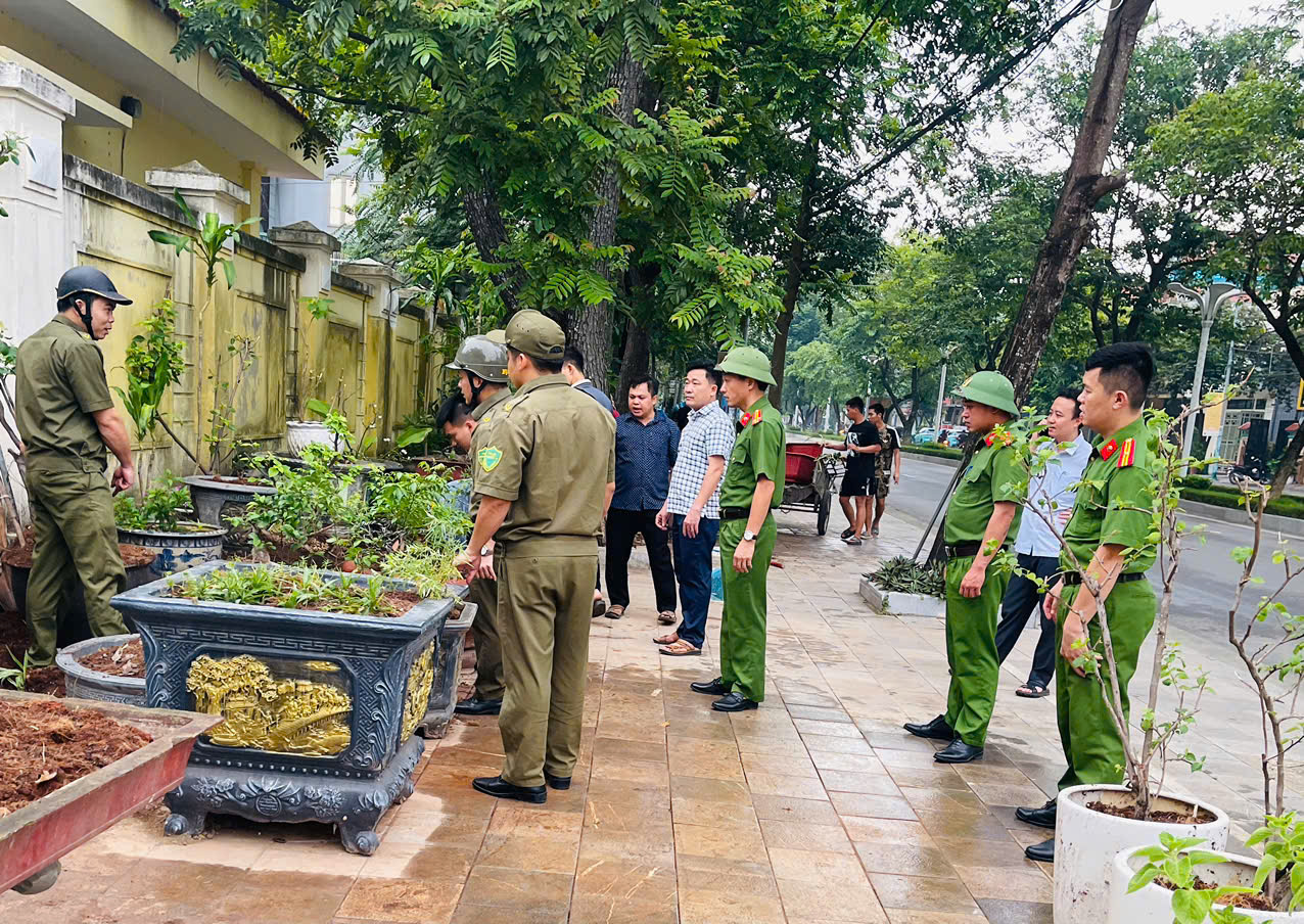 Công an xã Yên Định quyết liệt thực hiện cao điểm thiết lập lại trật tự công cộng, tạo diện mạo nông thôn văn minh.  ​
