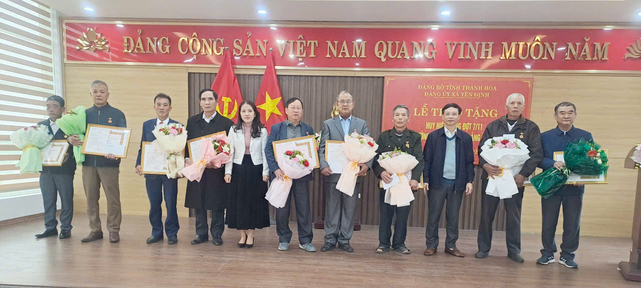 Đảng bộ xã Yên Định: Tổ chức Lễ trao tặng huy hiệu Đảng đợt 7/11 và khen thưởng cho  các tổ chức Đảng, Đảng viên năm 2025.