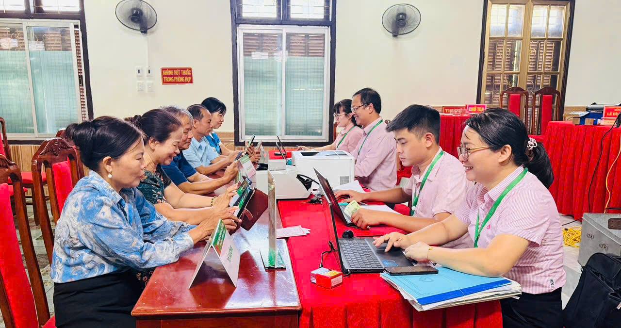 Phòng giao dịch Ngân hàng chính CSXH Yên Định đẩy mạnh chuyển đổi số, hướng tới 100% giao dịch không dùng tiền mặt