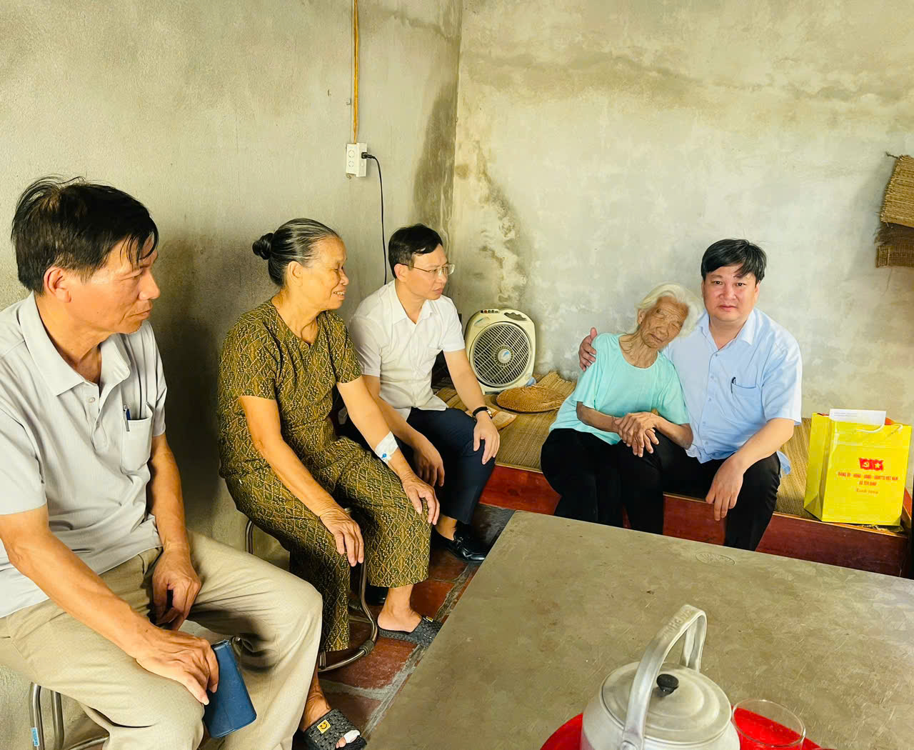 Đồng chí Nguyễn Đăng Trường, Phó bí thư đảng ủy, chủ tịch UBND xã tặng quà người cao tuổi cô đơn, có hoàn cảnh đặc biệt khó khăn trên địa bàn xã.