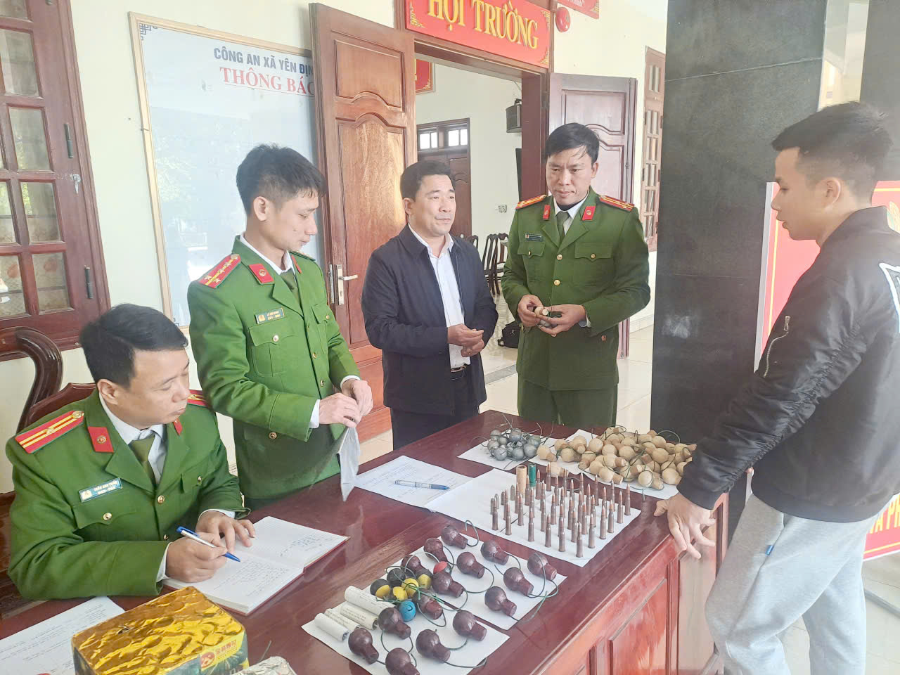 Công an xã Yên Định tổ chức hội nghị mở đợt cao điểm vận động Nhân dân giao nộp vũ khí, vật liệu nổ, công cụ hỗ trợ và pháo trên địa bàn xã.