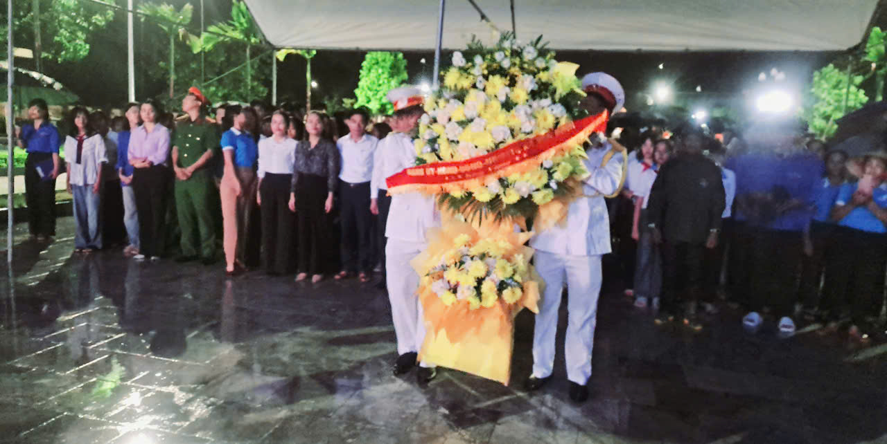 Yên Định tổ chức dâng hương và thắp nến tri ân tưởng nhớ các anh hùng liệt sĩ nhân kỷ niệm 78 năm ngày thương binh, liệt sĩ 27/7/2025.