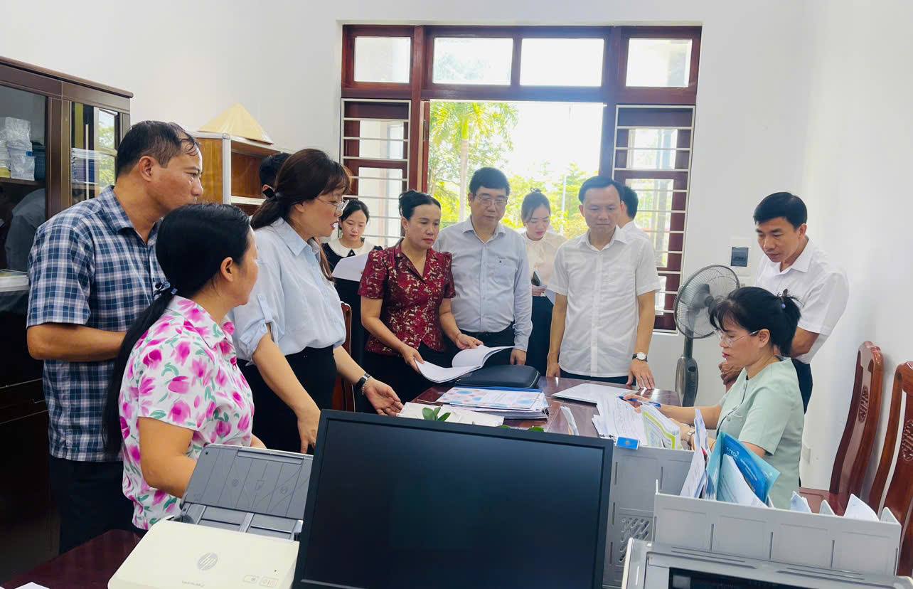 Đoàn công tác Cục lưu trữ, văn phòng Trung ương Đảng làm việc, kiểm tra công tác văn thư, lưu trữ tại Yên Định.  ​