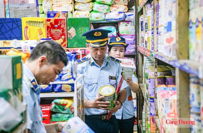 Lực lượng Quản lý thị trường Thanh Hóa kiểm tra nguồn gốc xuất xứ hàng hóa tại cơ sở kinh doanh trên địa bàn. Ảnh: Quốc Anh