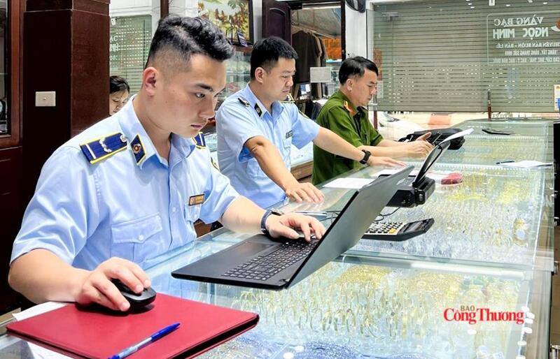 Hiện nay, Quản lý thị trường Thanh Hóa đã xây dựng số hóa dữ liệu nghiệp vụ, khai thác hiệu quả các phần mềm quản lý, hệ thống cơ sở dữ liệu dùng chung và các nền tảng giám sát hoạt động thương mại điện tử. Ảnh: Quốc Anh