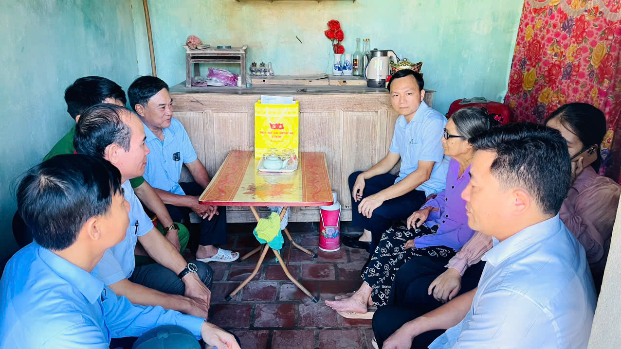 Lãnh đạo xã Yên Định thăm, tặng quà người cao tuổi có hoàn cảnh đặc biệt khó khăn   trên địa bàn xã.