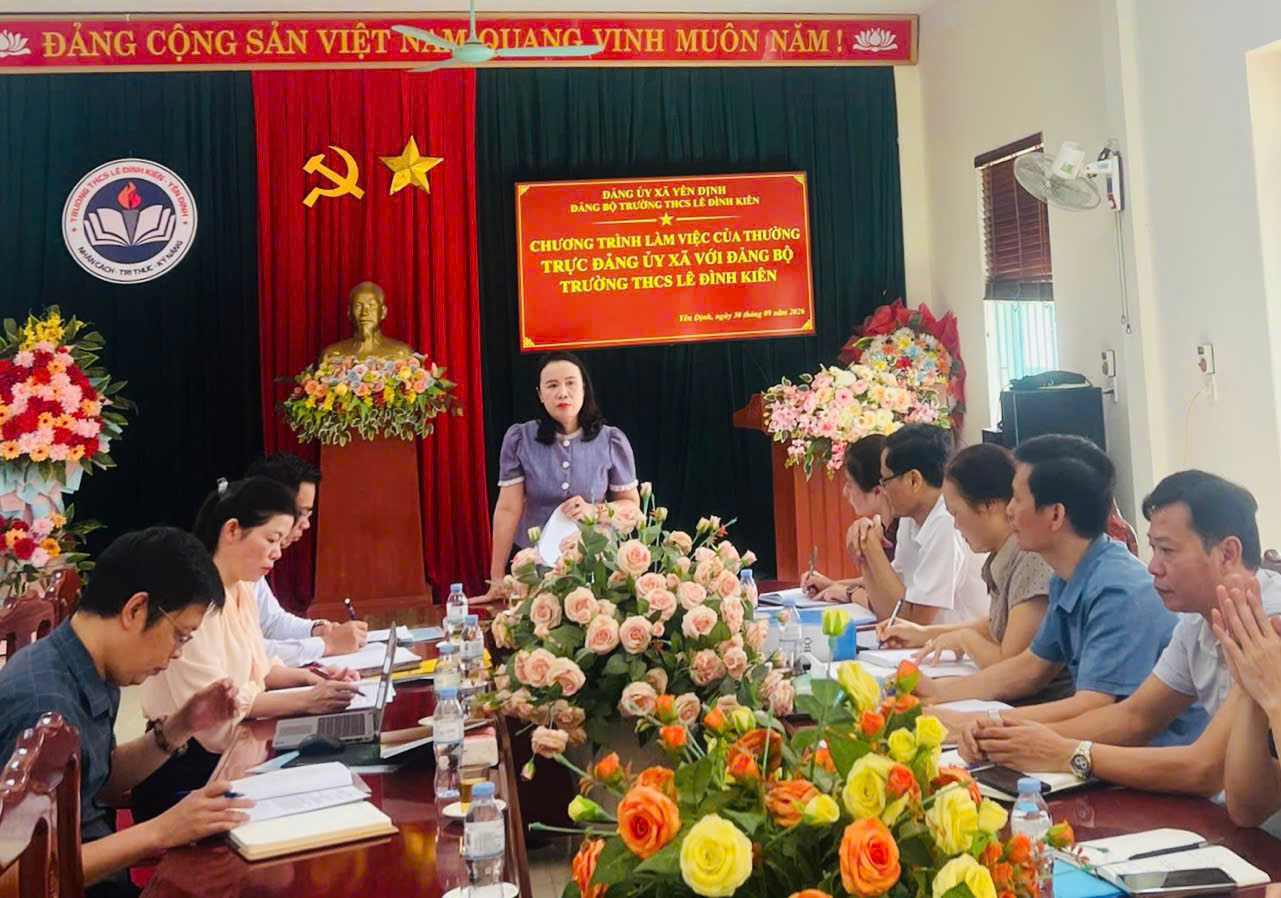 Thường trực Đảng ủy xã làm việc với Đảng bộ Trường THCS Lê Đình Kiên