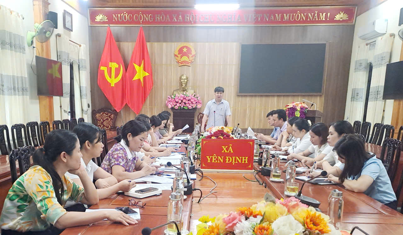 Ủy ban nhân dân xã Yên Định tổ chức hội nghị giao ban về công tác giải quyết thủ tục hành chính cho người dân trên địa bàn xã khi thực hiện mô hình chính quyền địa phương 2 cấp.