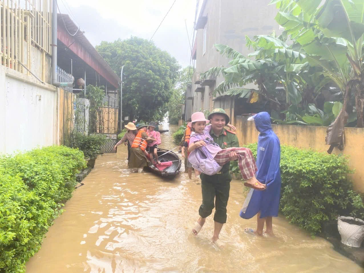 Xã Yên Trường chủ động di dời các hộ dân khu vực ngoại đê do mực nước sông Mã dâng cao trên mức báo động 3