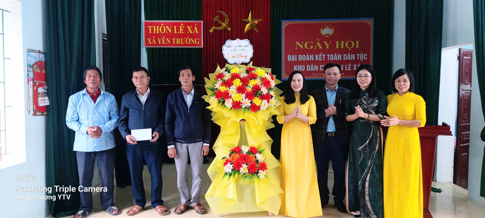 Các đồng chí lãnh đạo Đảng ủy dự ngày hội đại đoàn kết toàn Dân tộc tại các khu dân cư nhân kỷ niệm 95 năm ngày truyền thống của Mặt trận Tổ quốc Việt nam (18/11/1930 - 18/11/2025).