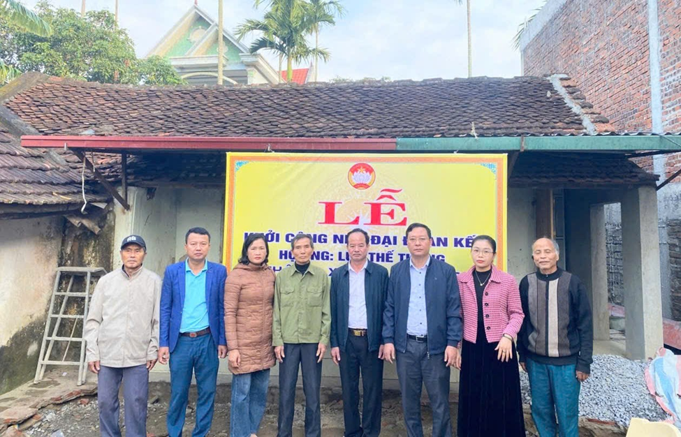 Ủy ban MTTQ Việt Nam xã Yên Trường, phối hợp tổ chức Lễ khởi công xây dựng nhà Đại đoàn kết cho gia đình ông Lưu Thế Thắng, Thôn 2, xã Yên Trường