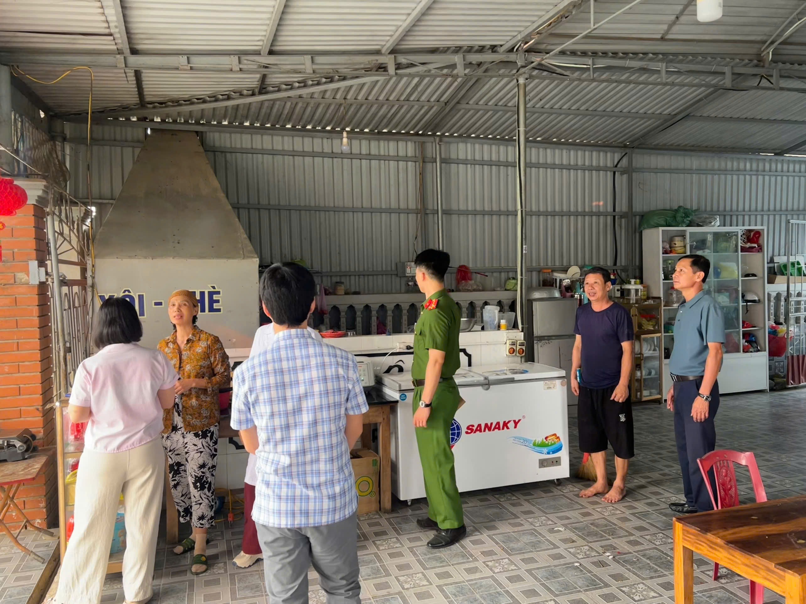 XÃ YÊN PHÚ THÀNH LẬP ĐOÀN KIỂM TRA VỆ SINH AN TOÀN THỰC PHẨM TẠI KHU VỰC TRƯỜNG HỌC