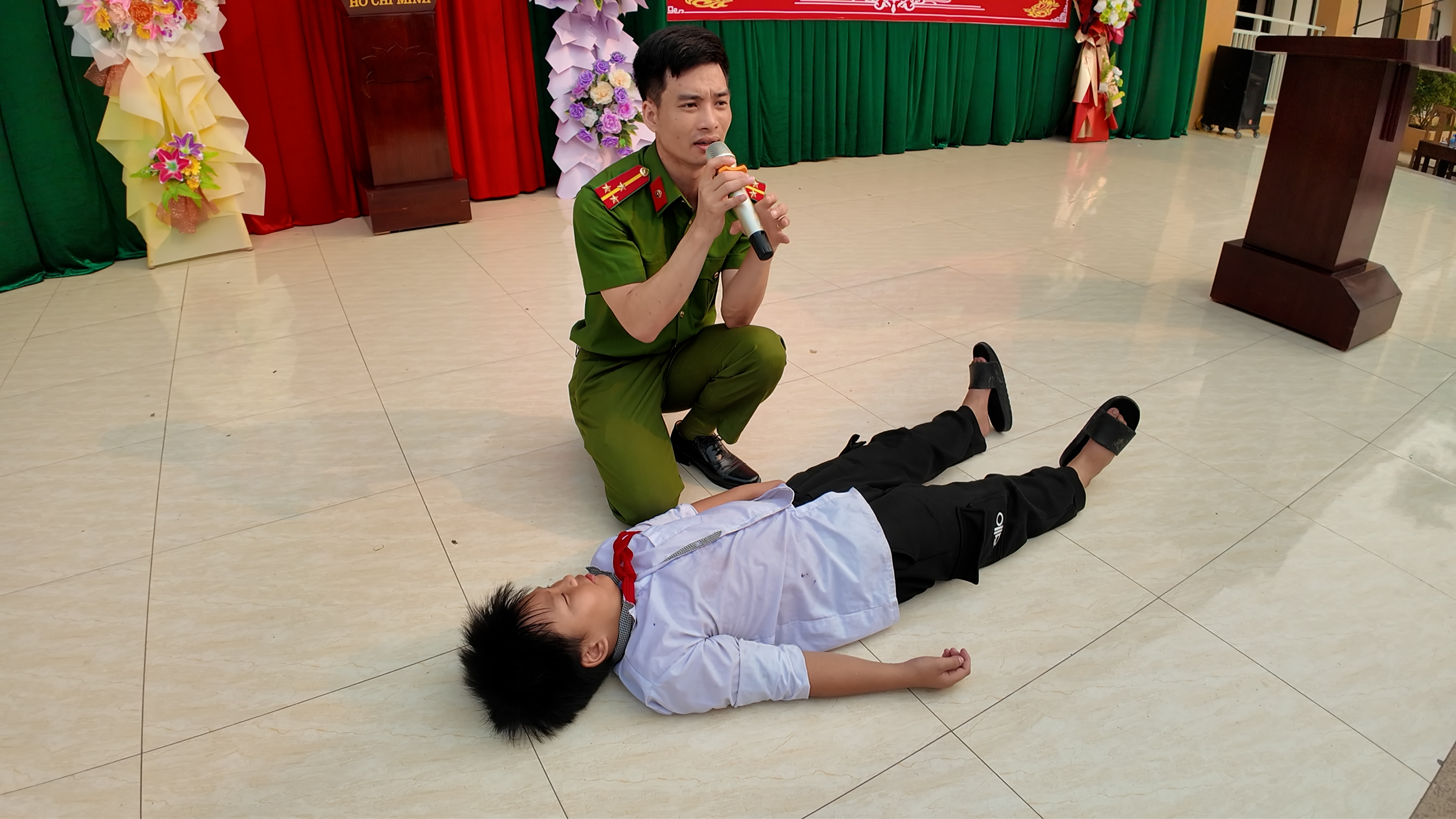 Anh-tin-bai