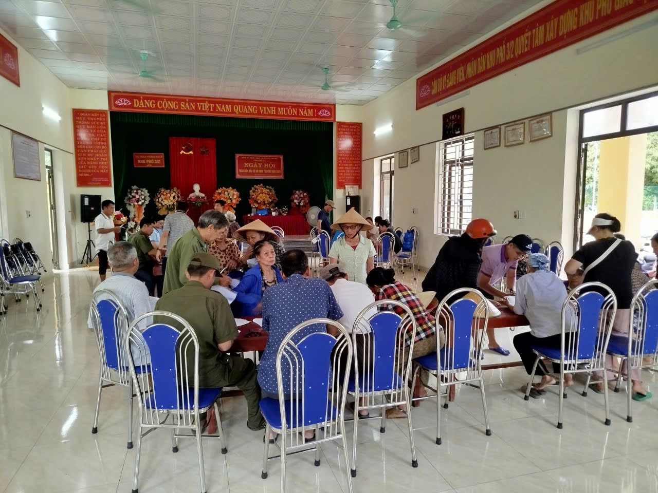 Người dân nô nức, phấn khởi nhận quà Quốc khánh 2/9 trên địa bàn xã Yên Phú
