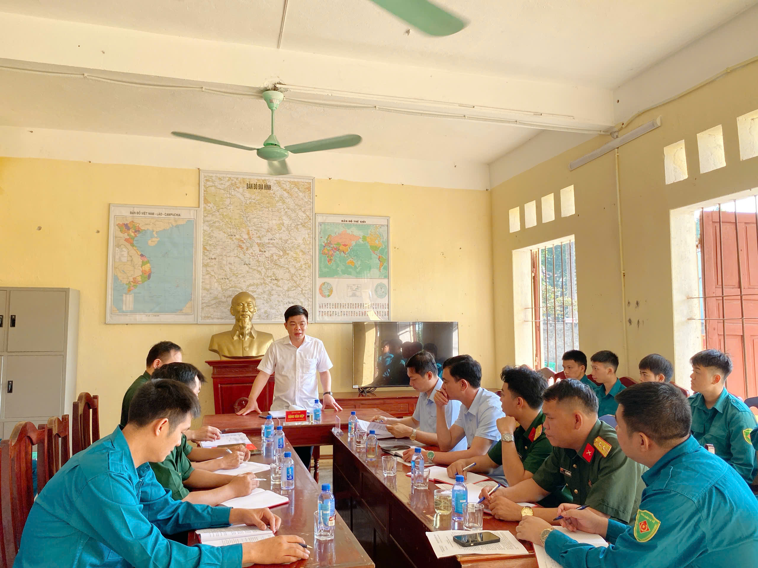 Bí thư Đảng ủy xã Quý Lộc làm việc với Ban Chỉ huy Quân sự xã về công tác phòng, chống lụt bão