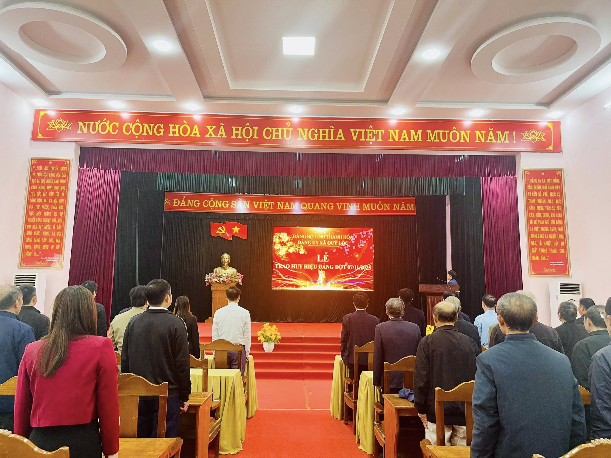 ĐẢNG ỦY XÃ QUÝ LỘC TỔ CHỨC LỄ TRAO HUY HIỆU ĐẢNG ĐỢT 07/11/2025