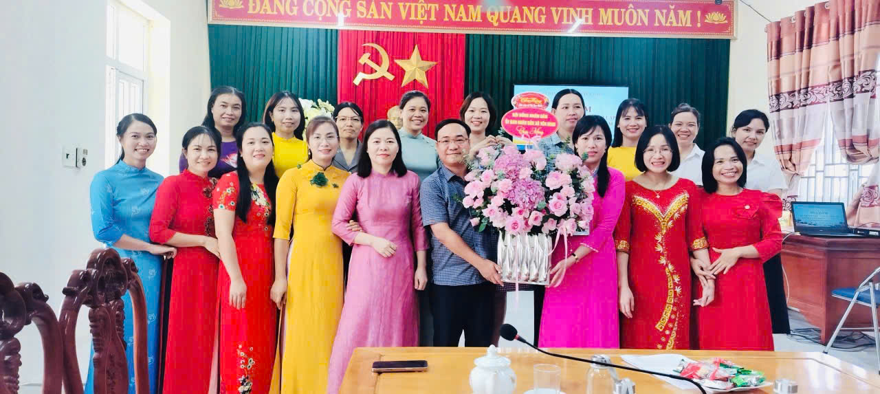HĐND - UBND xã Yên Ninh tổ chức Tọa đàm - Gặp mặt và chúc mừng nữ cán bộ, công chức, viên chức nhân ngày phụ nữ Việt Nam 20/10.