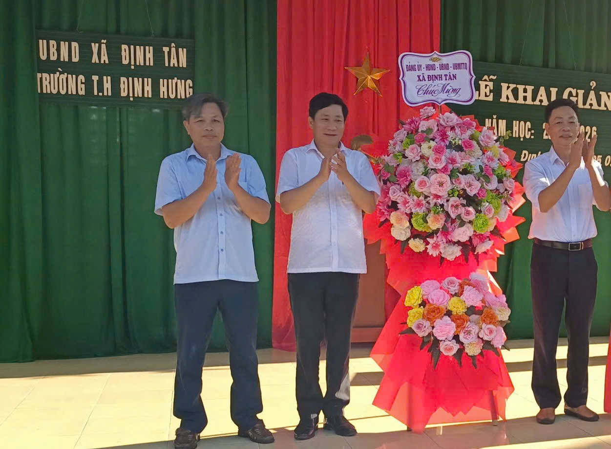 Đồng chí Lê Văn Thanh, Phó Bí thư Thường trực Đảng uỷ dự lễ khai giảng tại Trưởng Tiểu học Định Hưng
