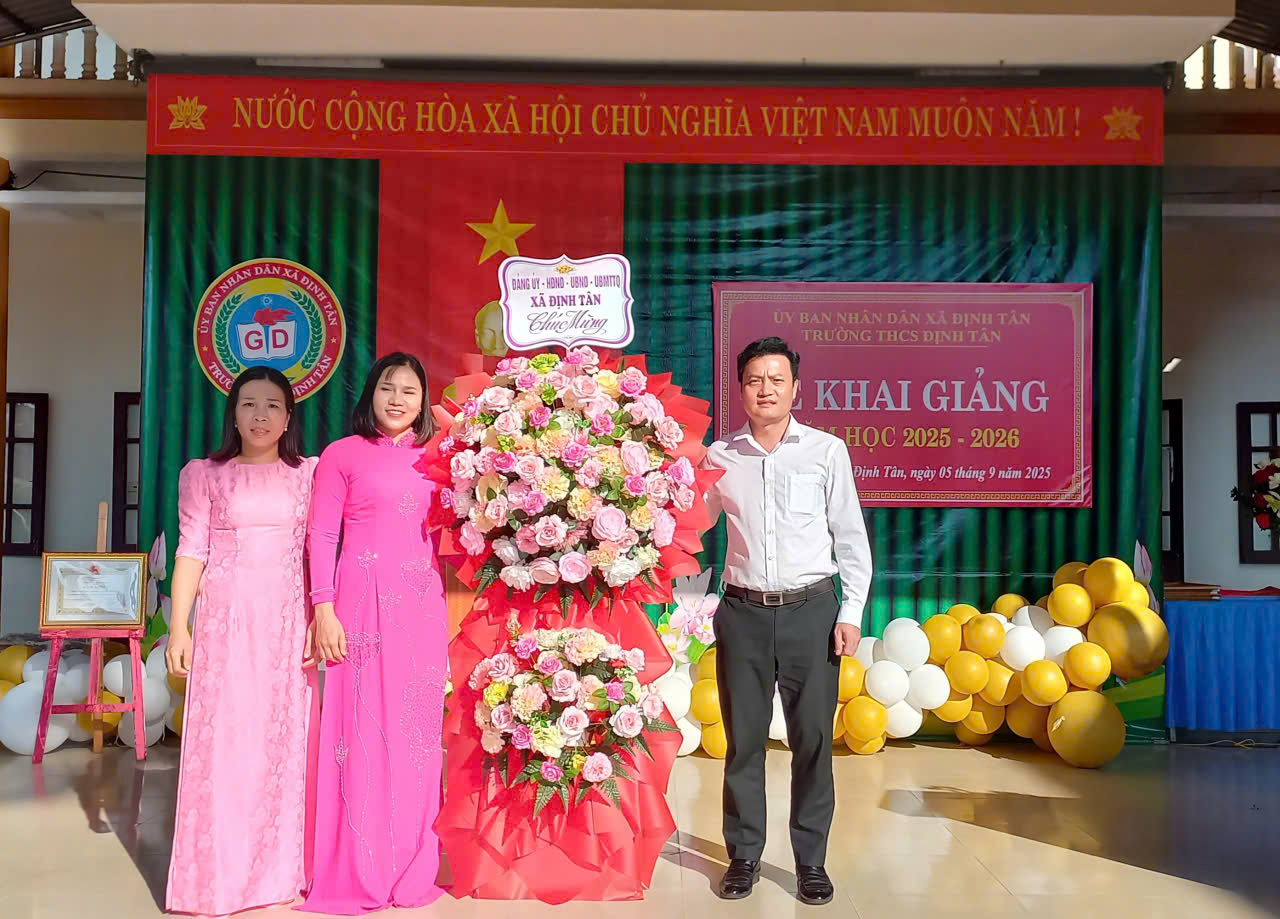 Đồng chí Hoàng Văn Tiến, Phó Bí thư Đảng uỷ, Chủ tịch UBND xã dự lễ khai giảng năm học mới tại Trường THCS Định Tân
