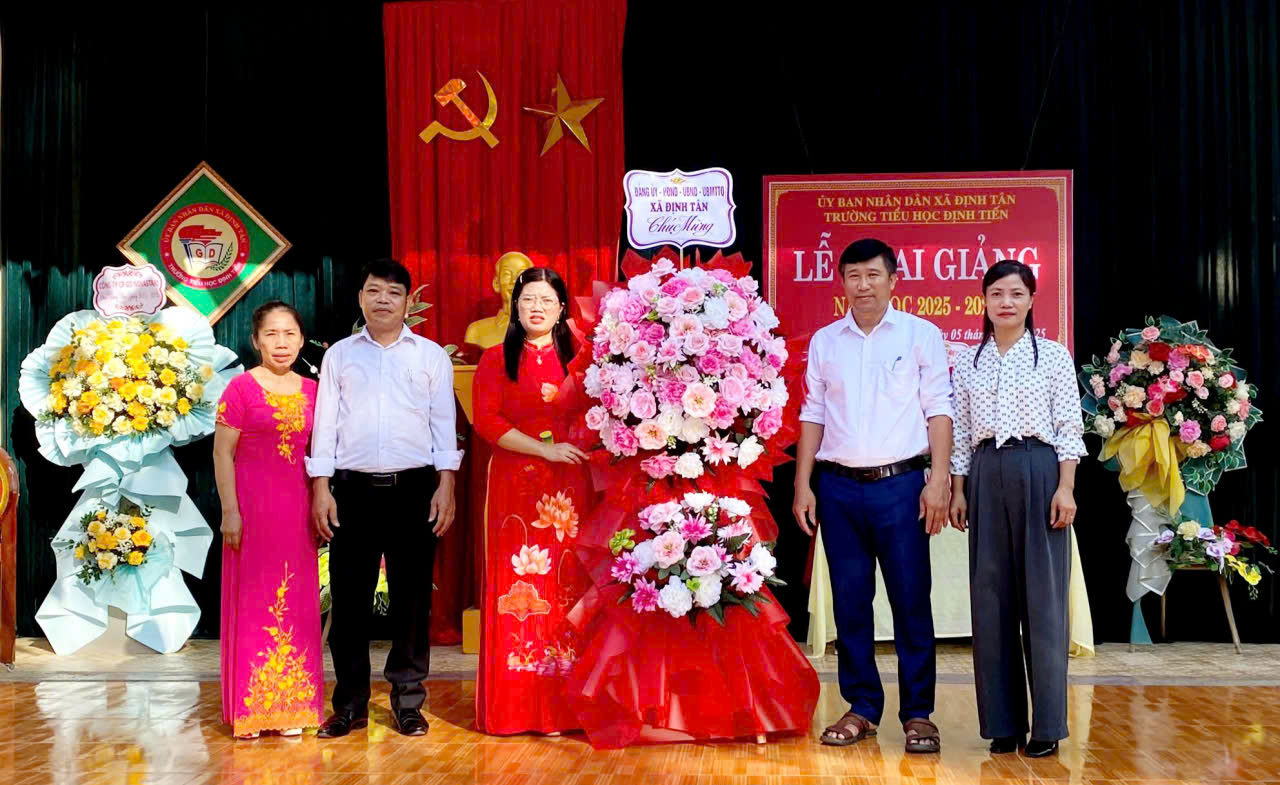 Các đồng chí lãnh đạo xã Định Tân dự Lễ khai giảng năm học mới 2025 - 2026