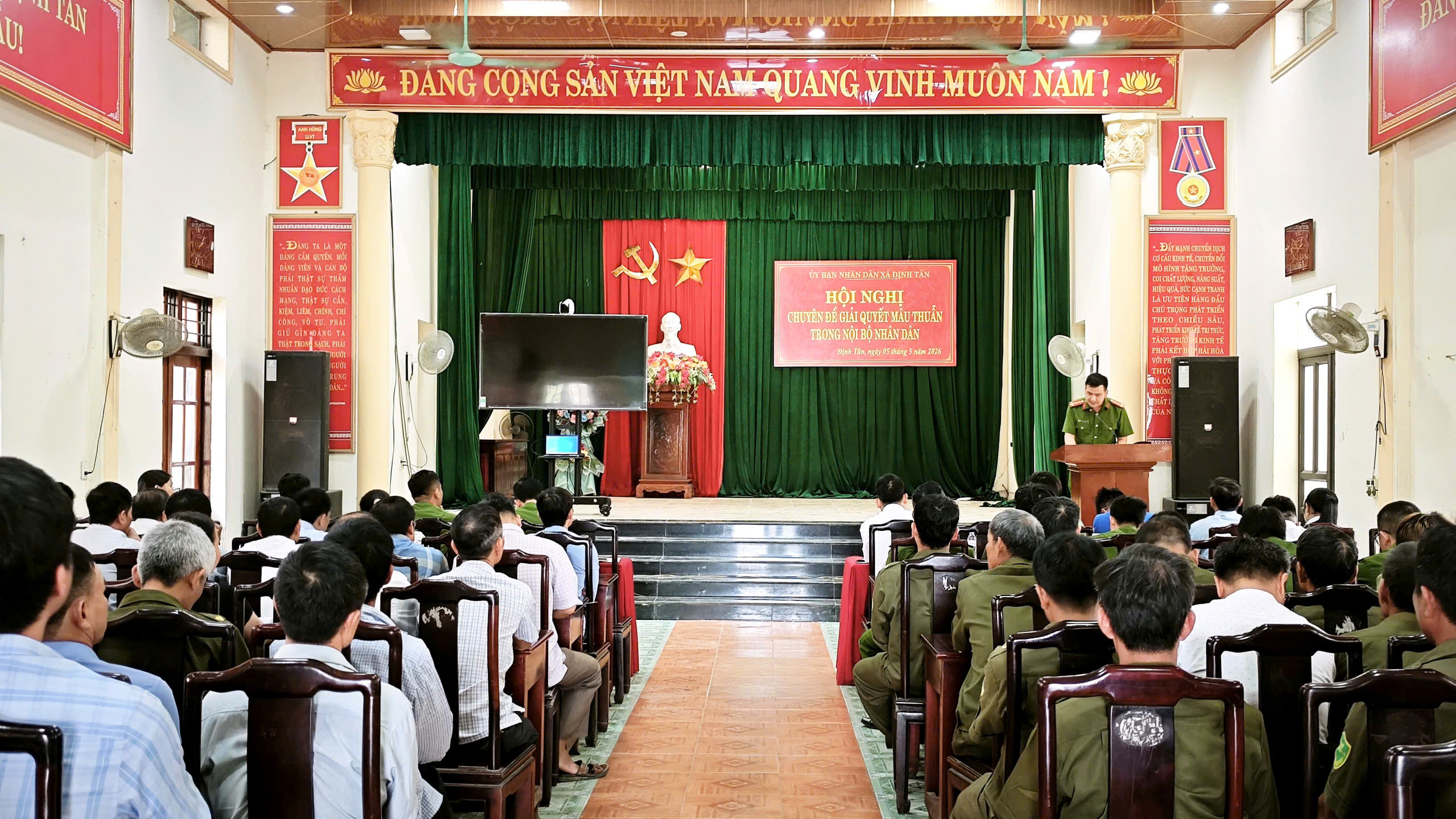 UBND xã Định Tân tổ chức Hội nghị chuyên đề về giải quyết mâu thuẫn trong nội bộ nhân dân.