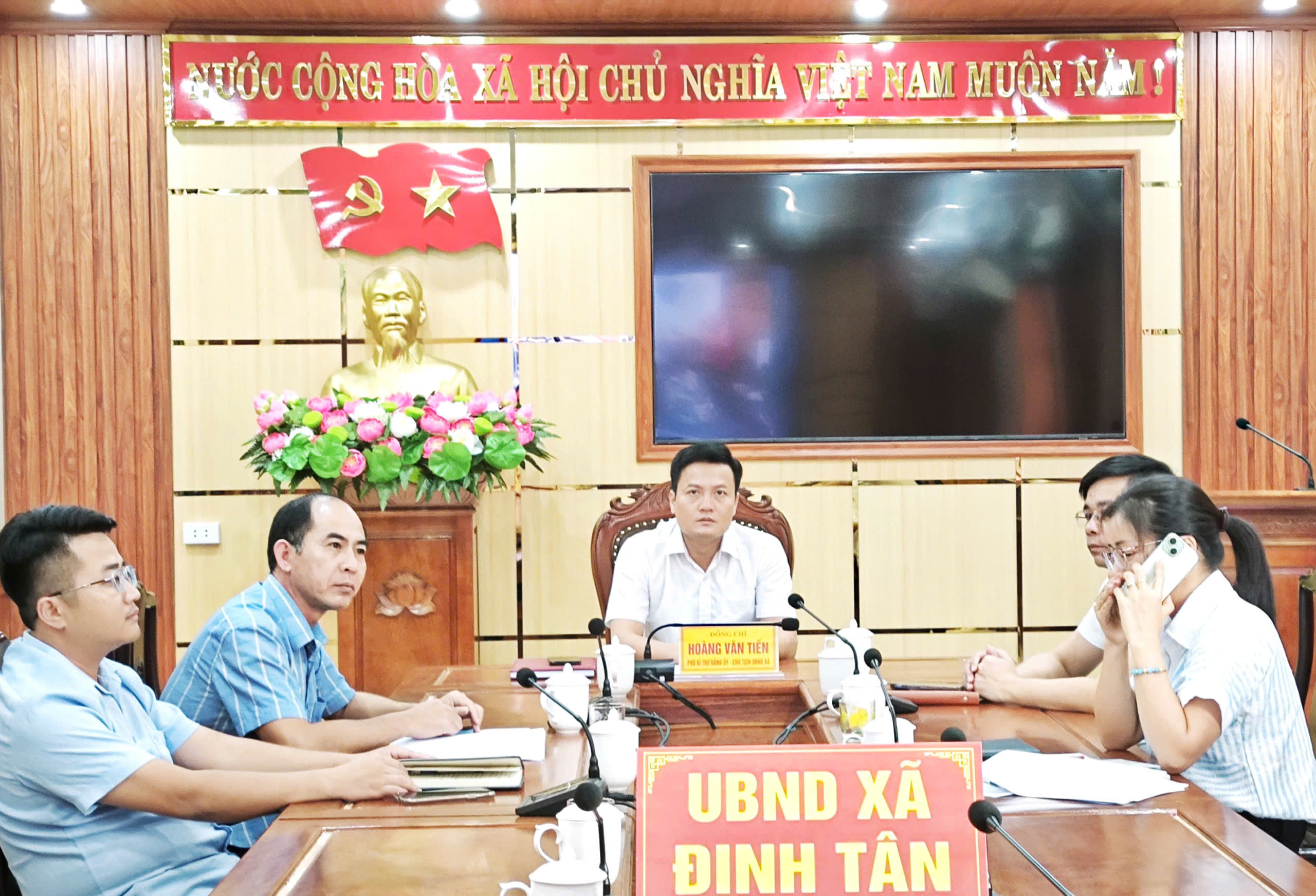 Xã Định Tân dự hội nghị trực tuyến toàn tỉnh về tiến độ giải phóng mặt bằng và giải ngân vốn đầu tư công năm 2026.