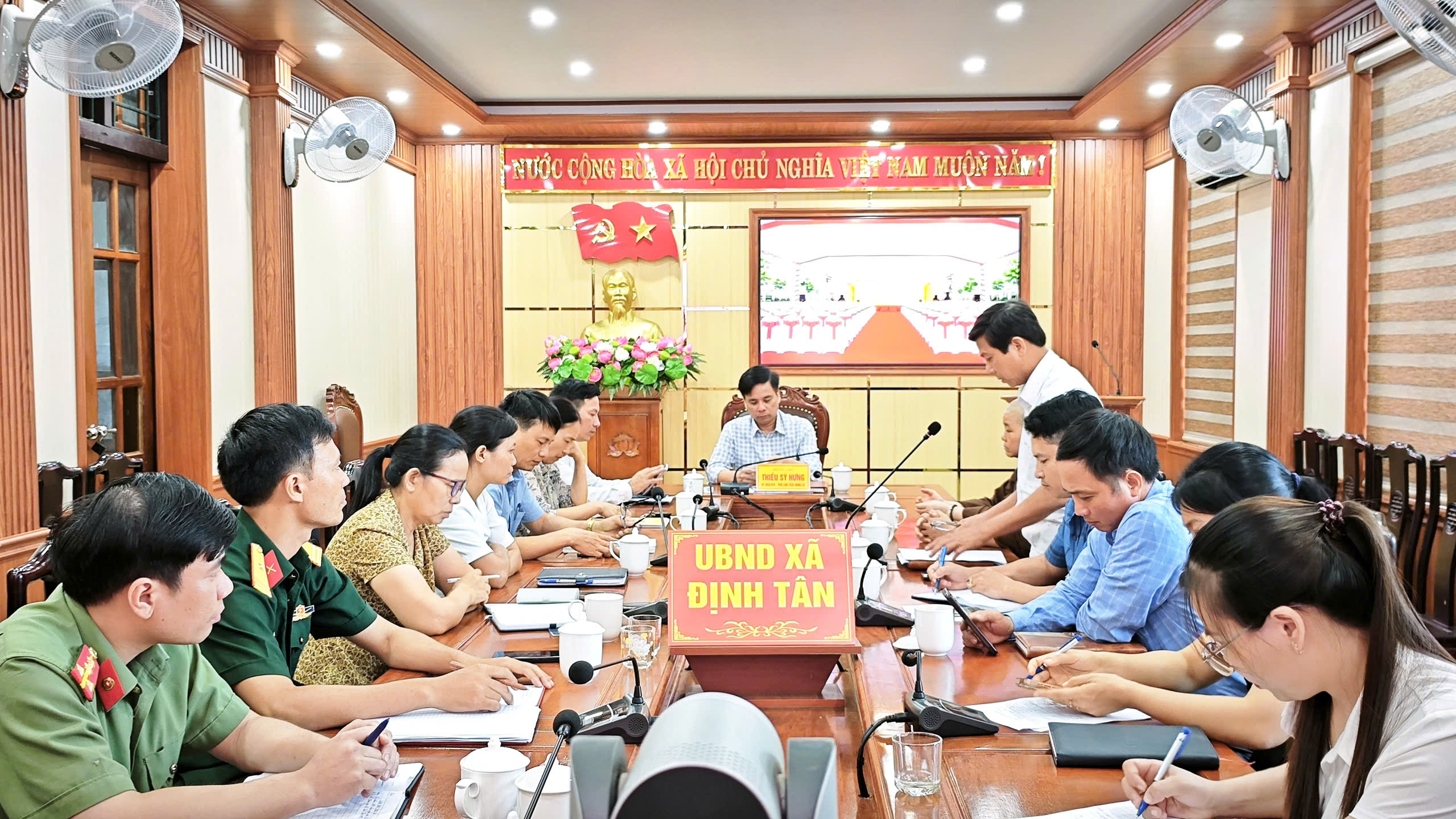 UBND xã Định Tân tổ chức hội nghị giao ban triển khai một số nội dung về tổ chức Lễ kỷ niệm 1011 năm ngày mất của Thái sư Á vương Đào Cam Mộc