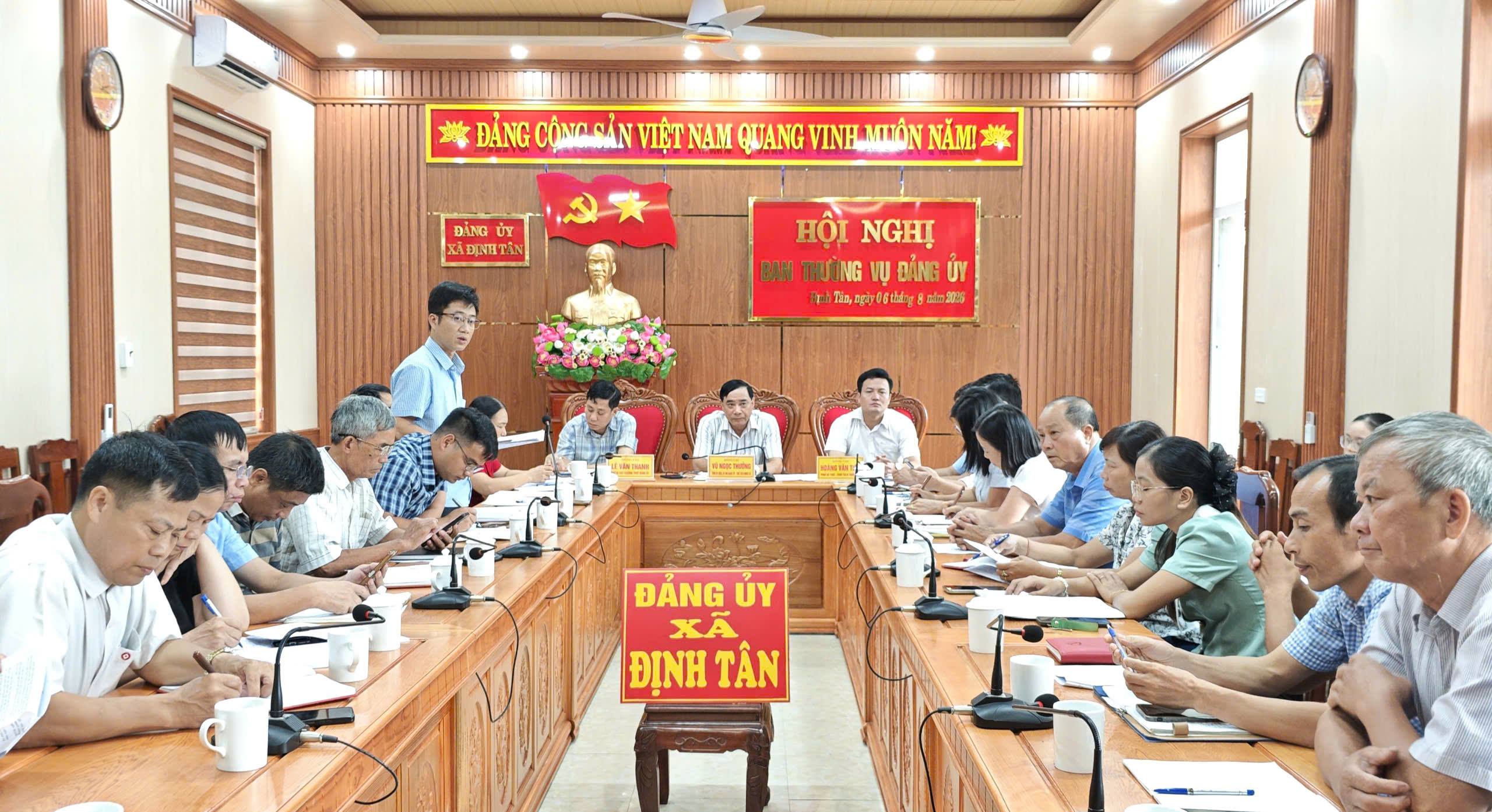 Hội nghị giao ban giữa Thường trực Đảng ủy xã Định Tân với bí thư chi bộ, thôn trưởng các thôn