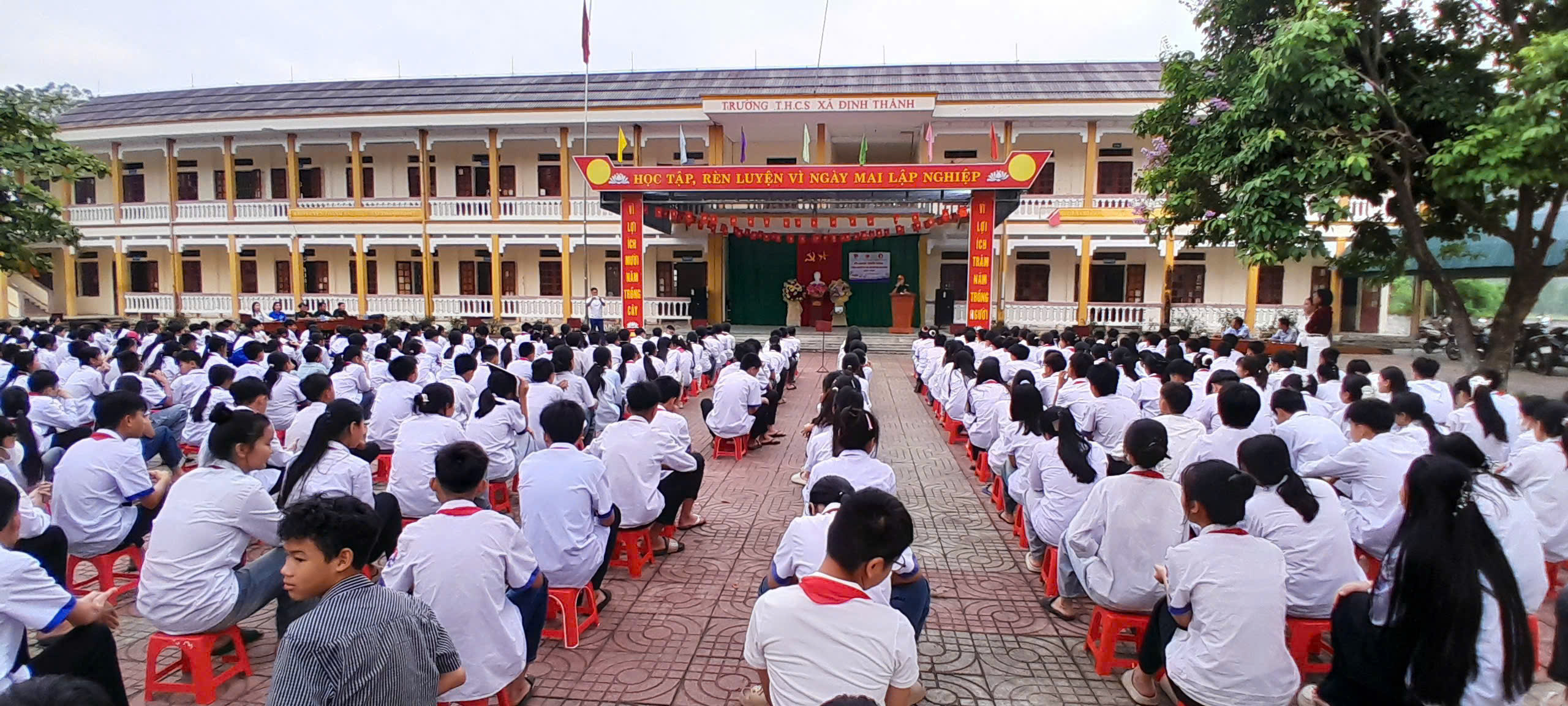 Hội Cựu chiến binh xã tiếp tục phối hợp cùng Đoàn Thanh niên xã đã tổ chức buổi nói chuyện truyền thống nhân kỷ niệm 51 năm Ngày Giải phóng miền Nam, thống nhất đất nước (30/4/1975 – 30/4/2026) 