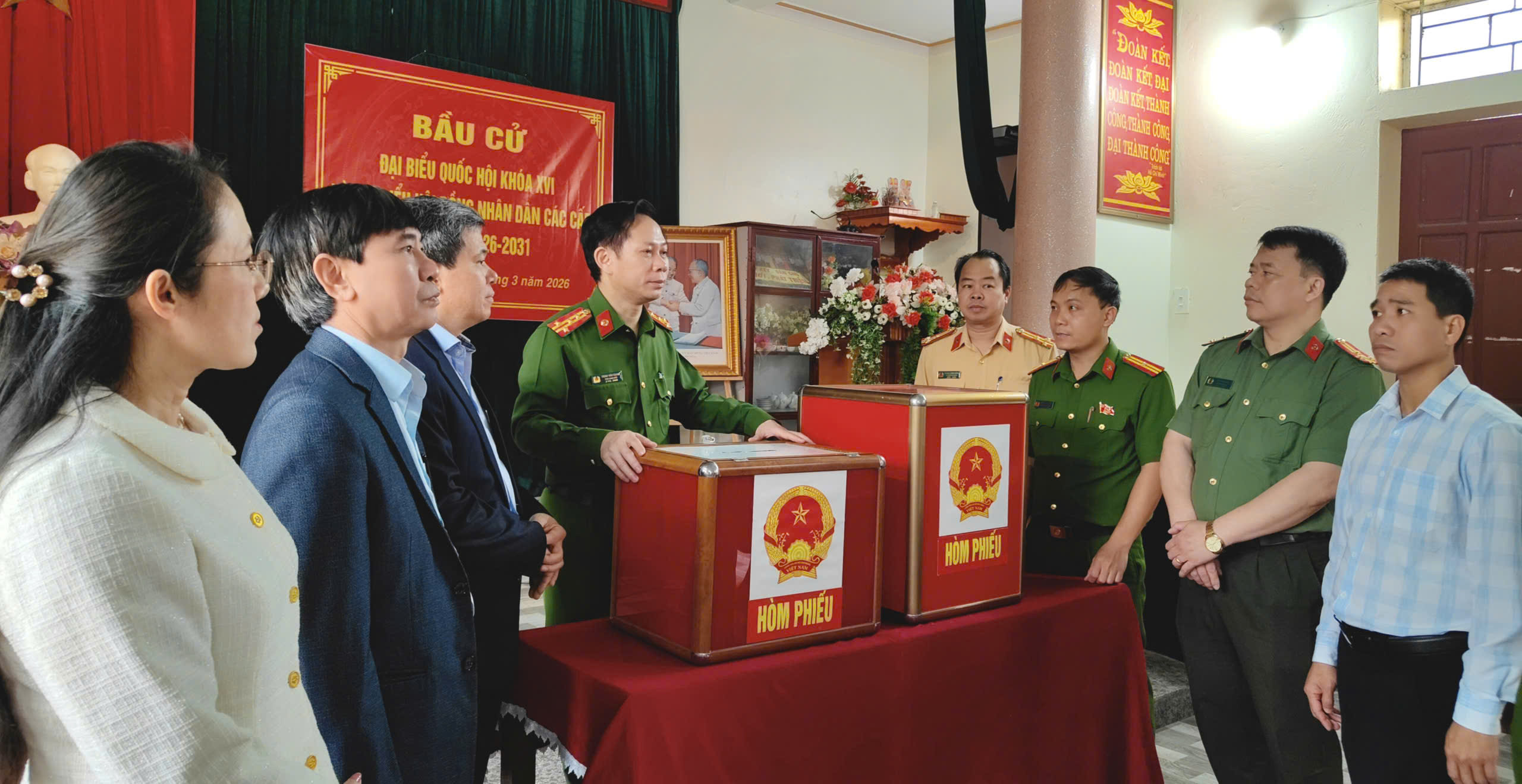 Đại tá Trịnh Văn Giang, Phó Giám đốc Công an tỉnh, kiểm tra công tác chuẩn bị bầu cử tại xã Định Hòa