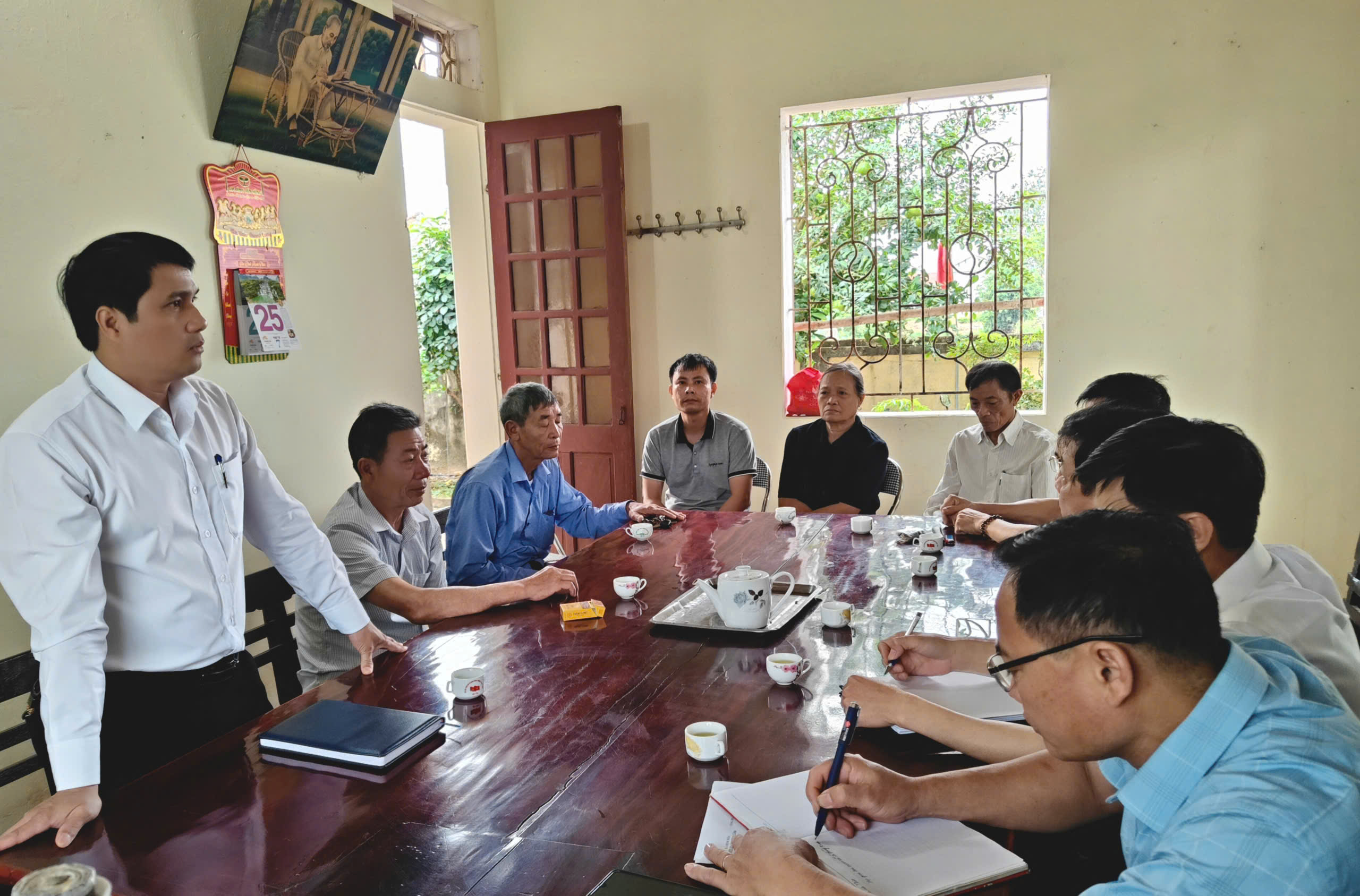 Đồng chí Hà Văn Thắng – Phó Chủ tịch UBND xã làm việc với Hợp tác xã Dịch vụ nông nghiệp Định Công