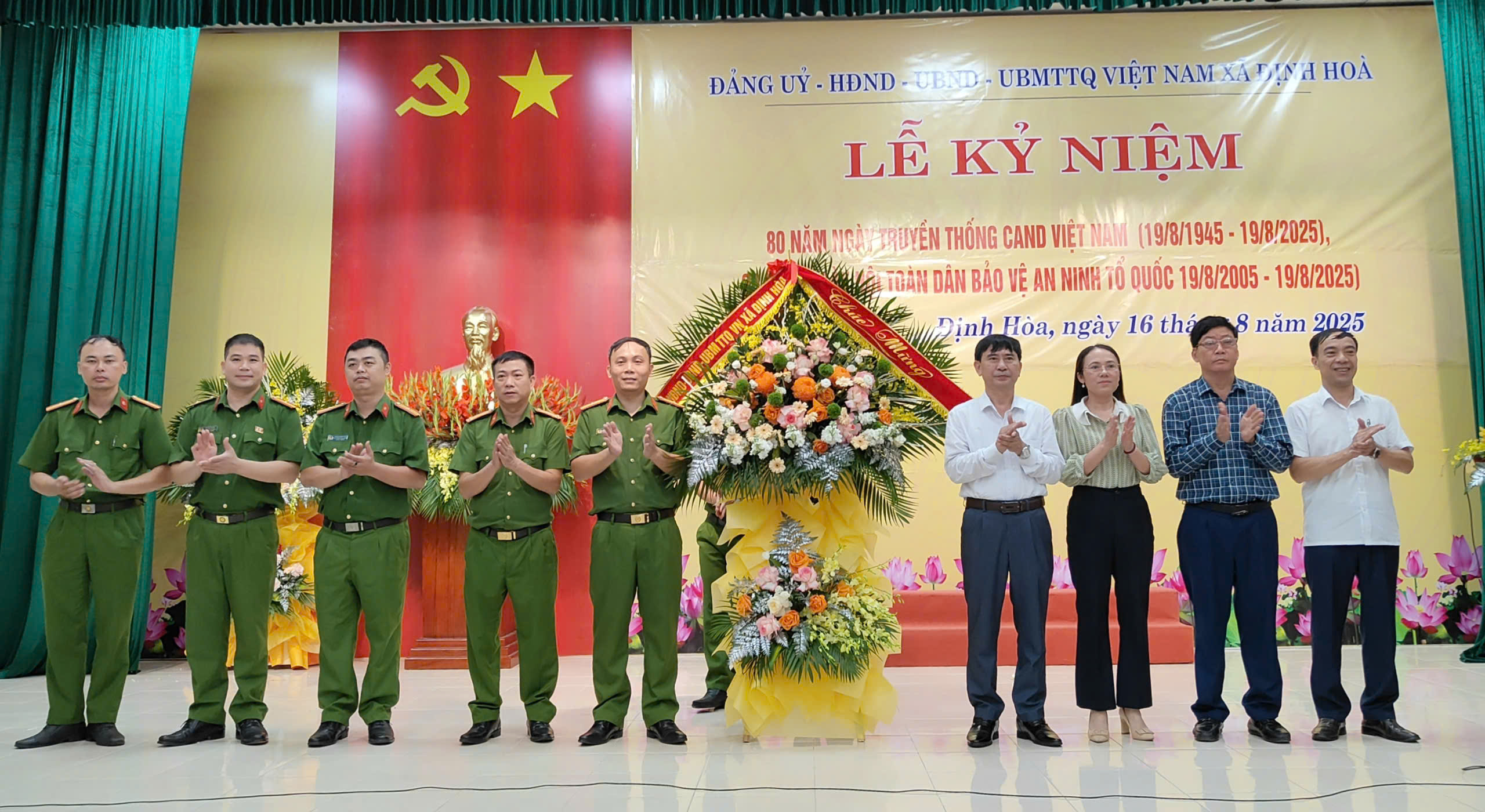 Đảng ủy – HĐND – UBND – Ủy ban MTTQ Việt Nam xã  tổ chức Lễ kỷ niệm 80 năm Ngày thành lập lực lượng Công an nhân dân Việt Nam và 20 năm Ngày hội toàn dân bảo vệ an ninh Tổ quốc.