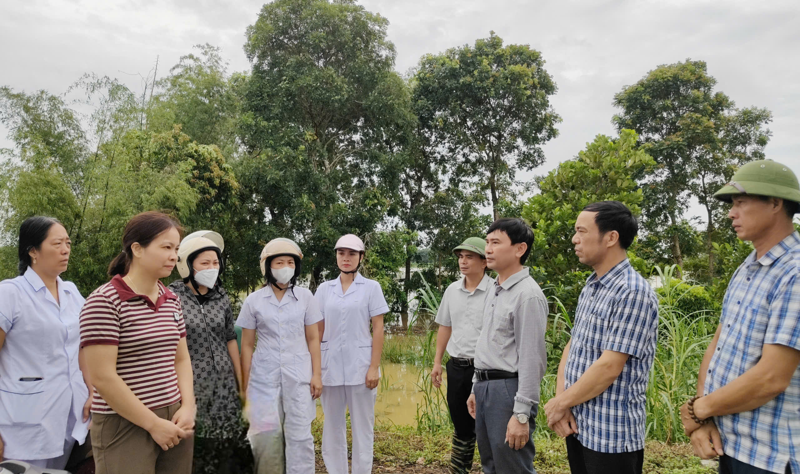 Xã Định Hòa triển khai đồng bộ các giải pháp tổng vệ sinh môi trường sau bão lũ.