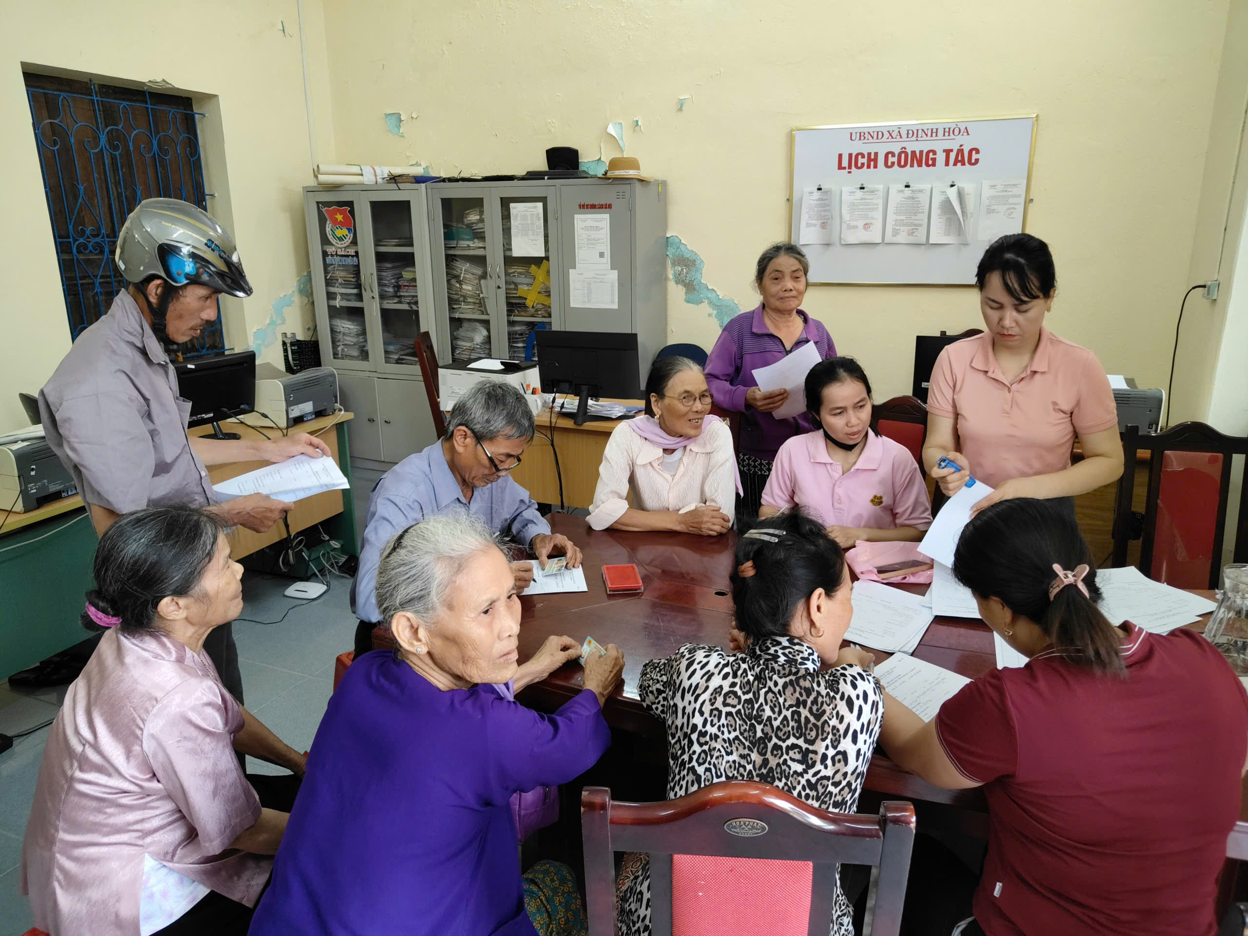 Định Hòa đẩy mạnh triển khai chi trả trợ cấp không dùng tiền mặt cho các đối tượng an sinh xã hội