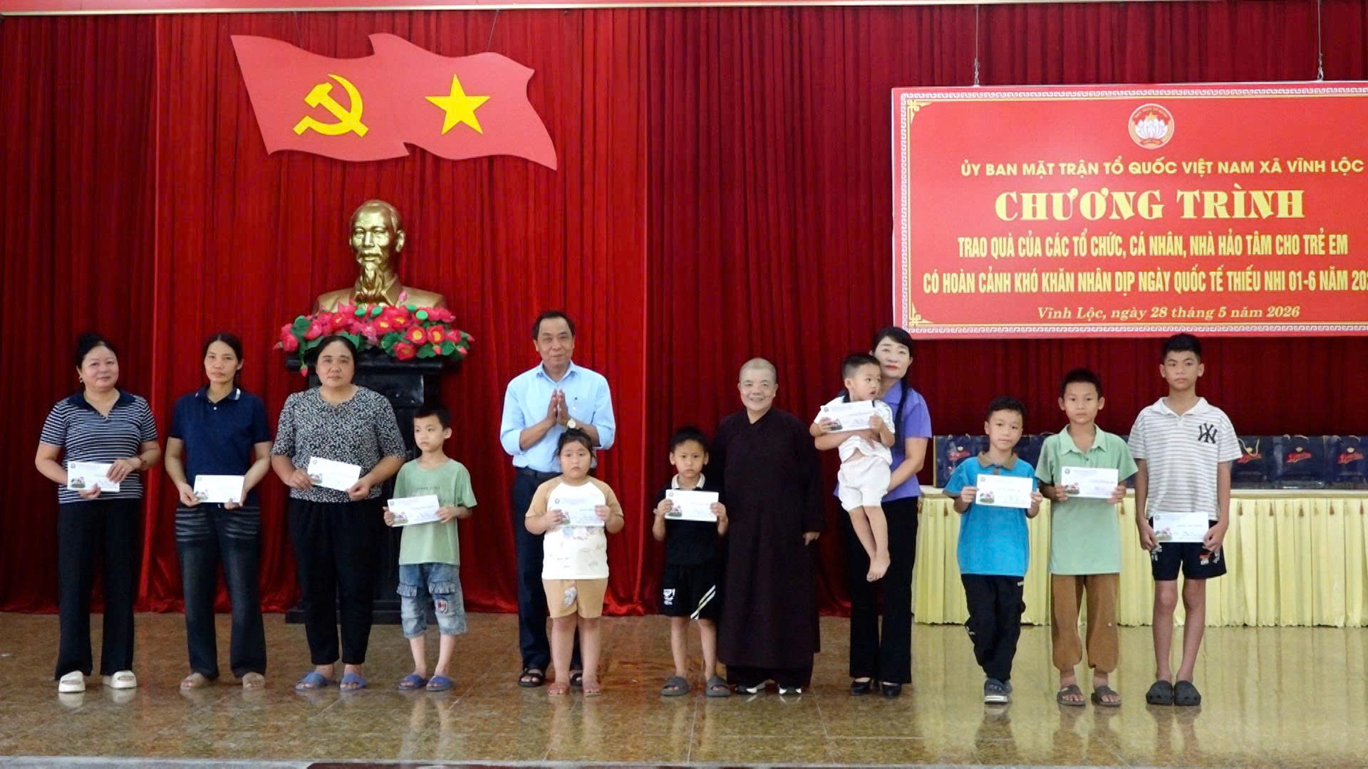 MTTQ xã Vĩnh Lộc trao quà cho thiếu niên, nhi đồng có hoàn cảnh khó khăn