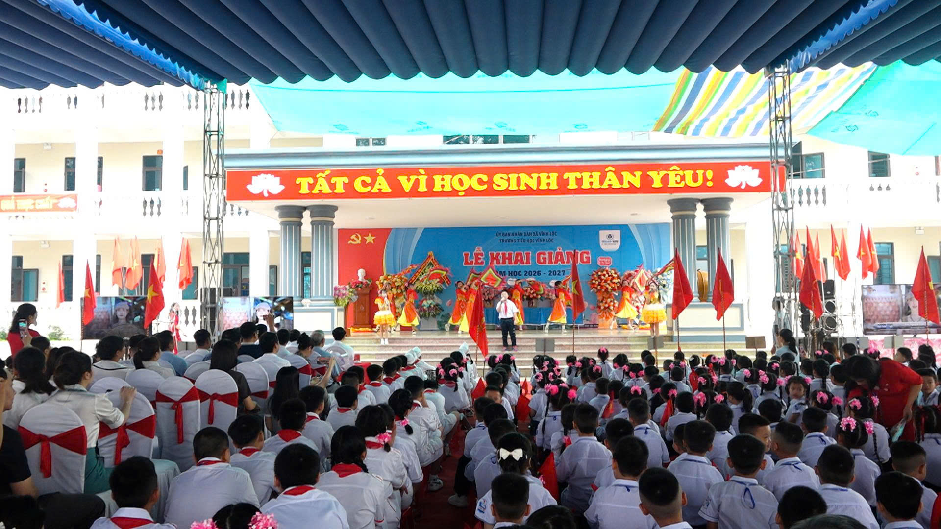 Hơn 7.700 cán bộ, giáo viên, học sinh xã Vĩnh Lộc tưng bừng chào đón năm học mới 2026–2027.  ​