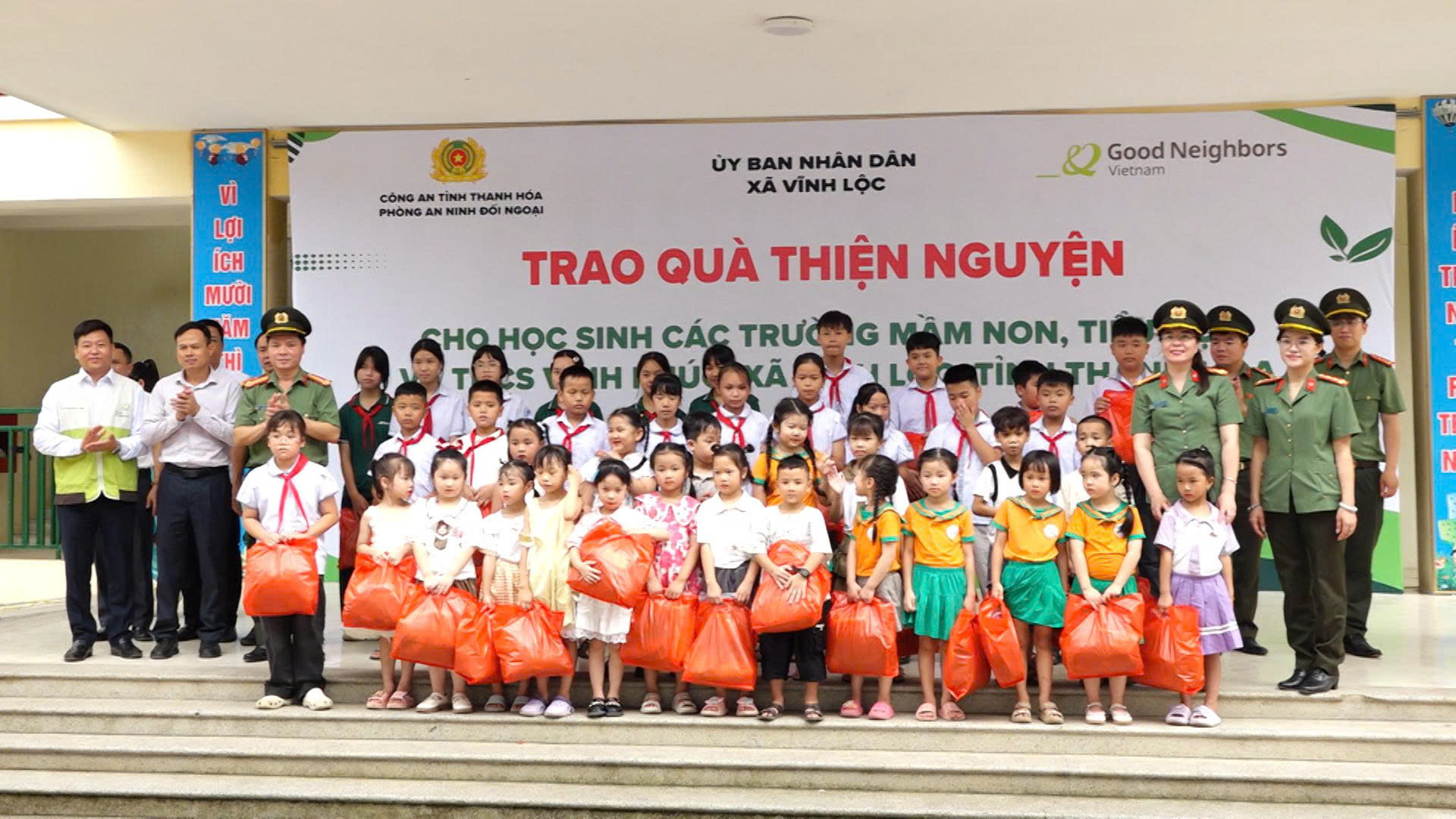 Hơn 1.300 học sinh các trường học trên địa bàn xã Vĩnh Phúc ( cũ) ​được nhận quà thiện nguyện.  ​