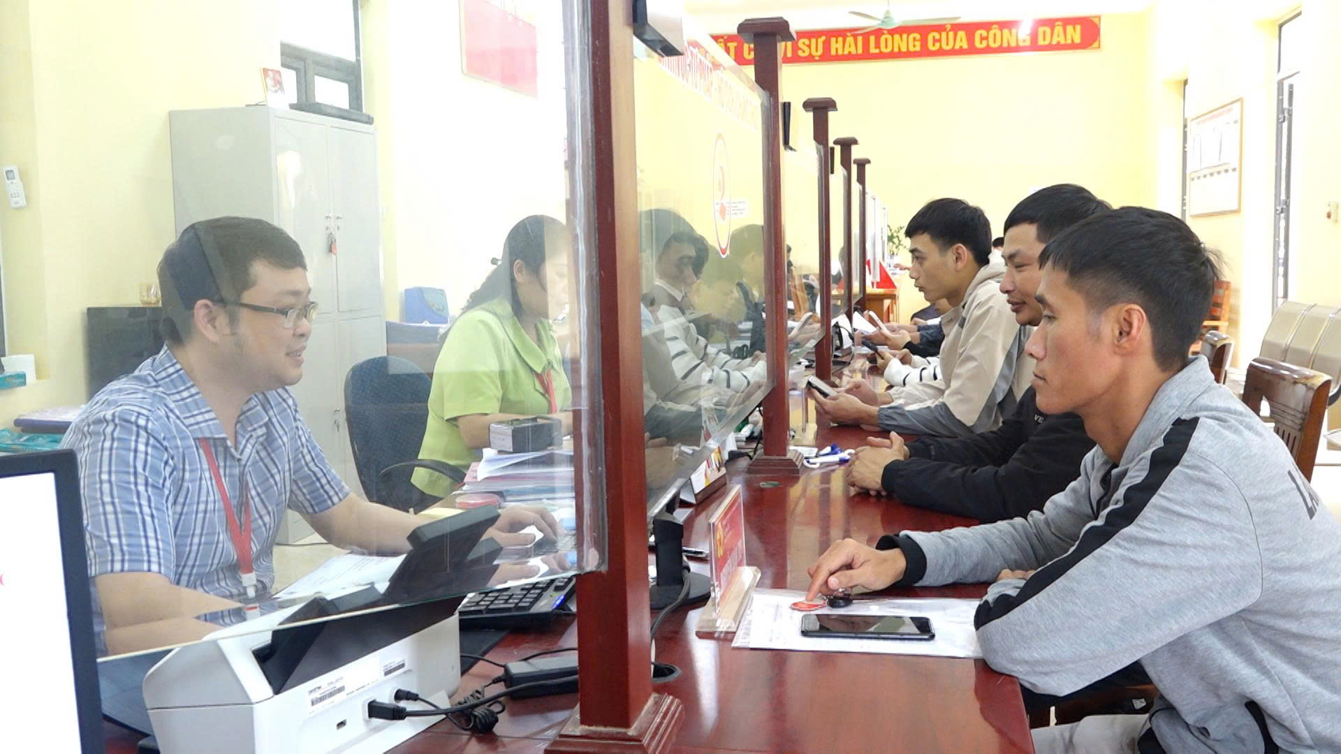 Trung tâm Hành chính công xã Vĩnh Lộc bảo đảm giải quyết thủ tục hành chính thông suốt sau kỳ nghỉ Tết.