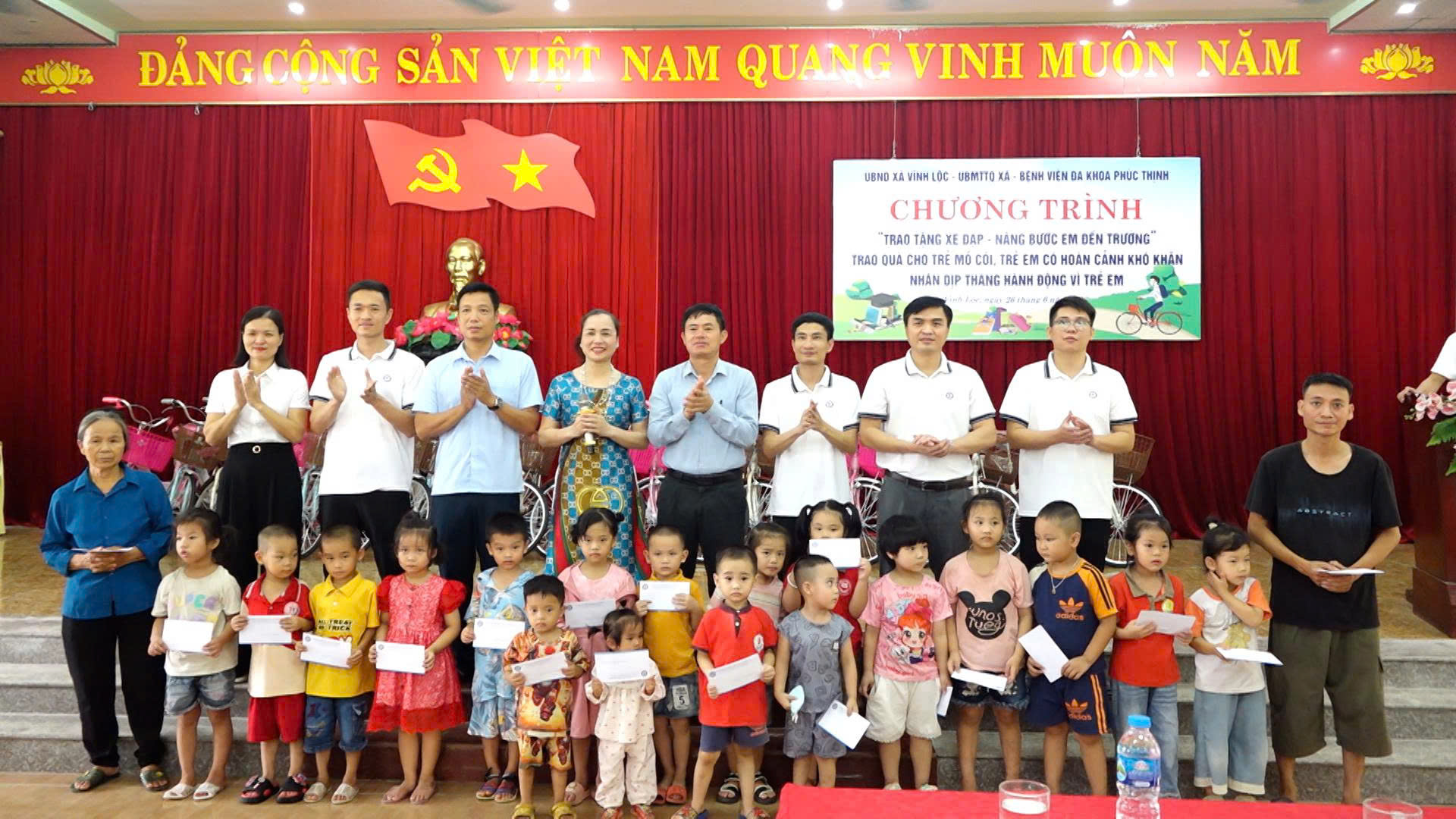 Bệnh viện Đa khoa Phúc Thịnh trao 40 suất quà cho trẻ em có hoàn cảnh khó khăn xã Vĩnh Lộc