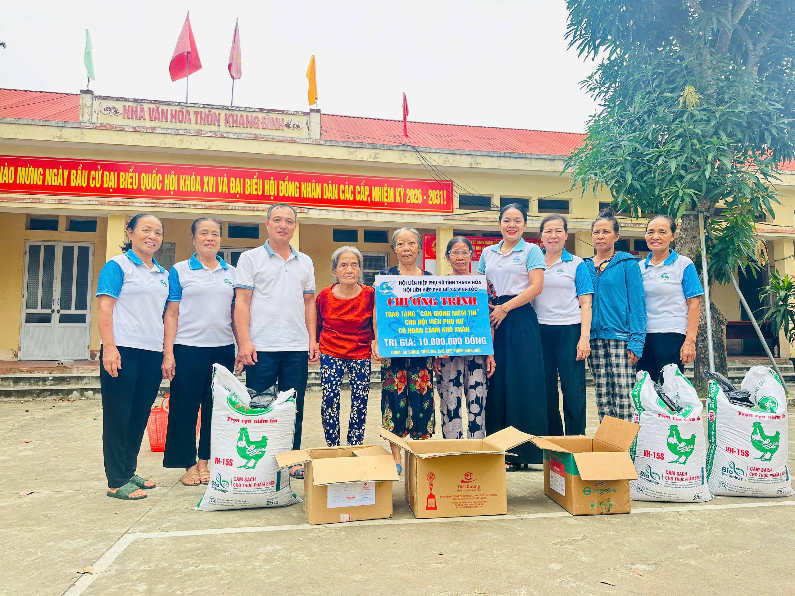 Hội LHPN xã Vĩnh Lộc trao “Con giống niềm tin” cho hội viên có hoàn cảnh khó khăn.  ​