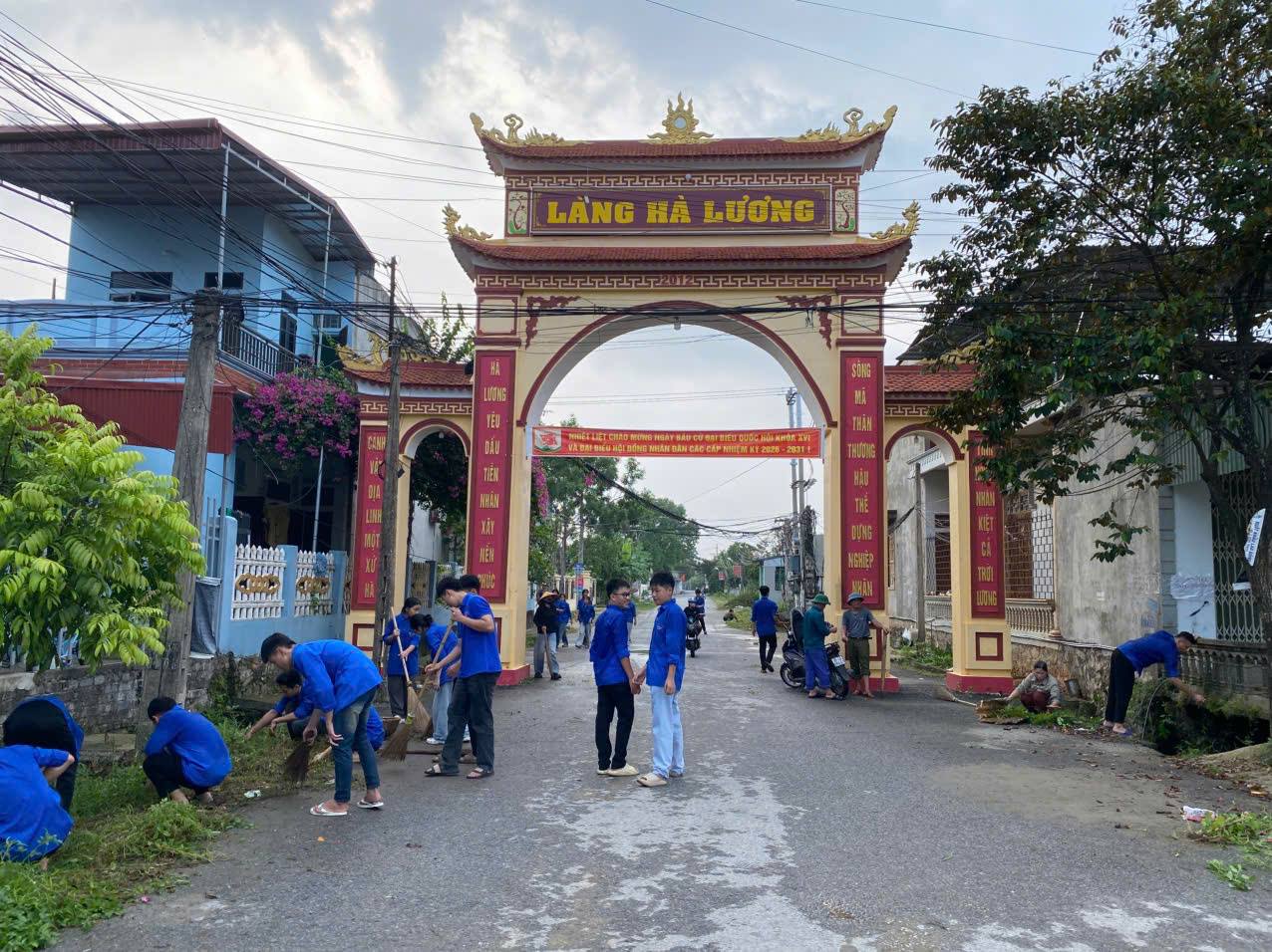 Thôn Vĩnh Thành 3 ra quân vệ sinh môi trường, làm đẹp tuyến đường từ ngã tư Hà Lương ra bờ đê sông Mã