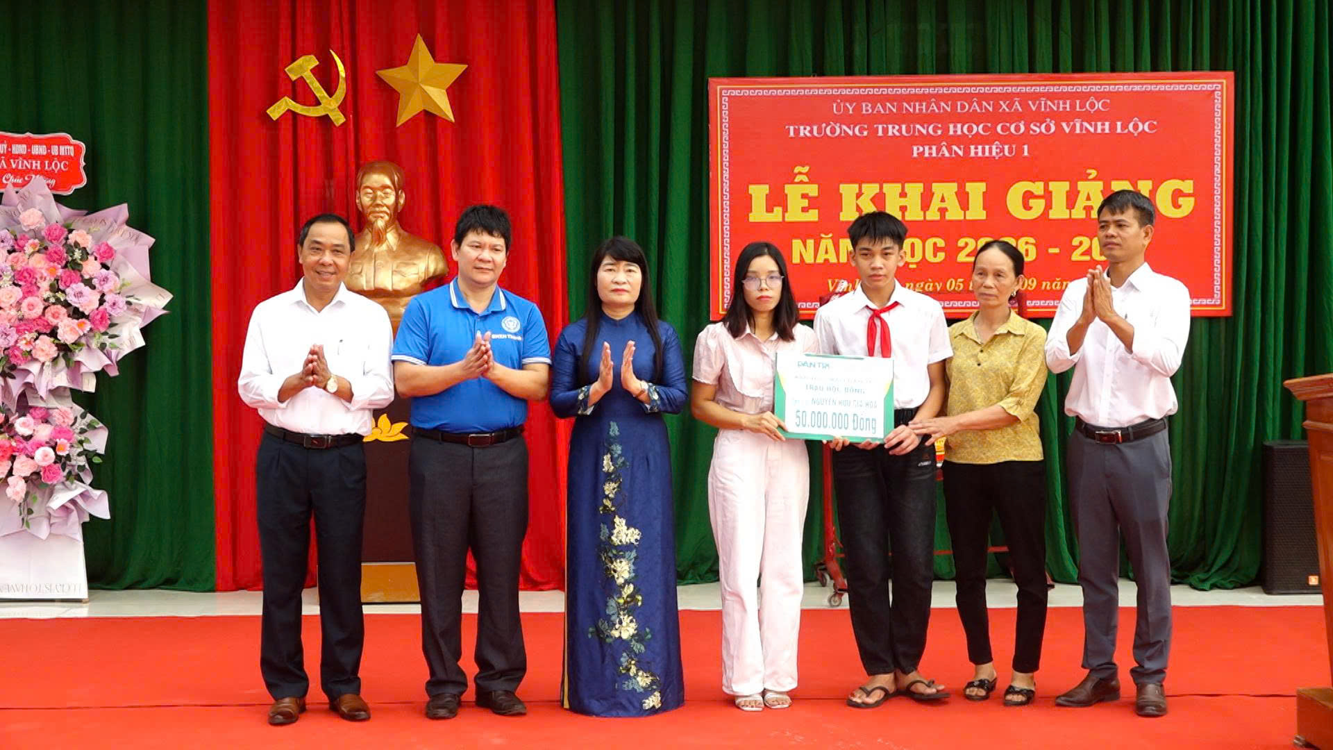 Trao học bổng, thẻ bảo hiểm y tế cho học sinh có hoàn cảnh khó khăn trước thềm năm học mới  ​