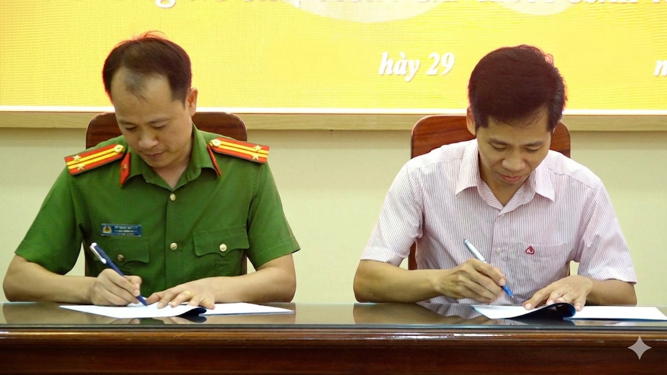 Công an xã Vĩnh Lộc và Phòng Giao dịch NHCSXH Vĩnh Lộc ký kết Quy chế phối hợp công tác  ​