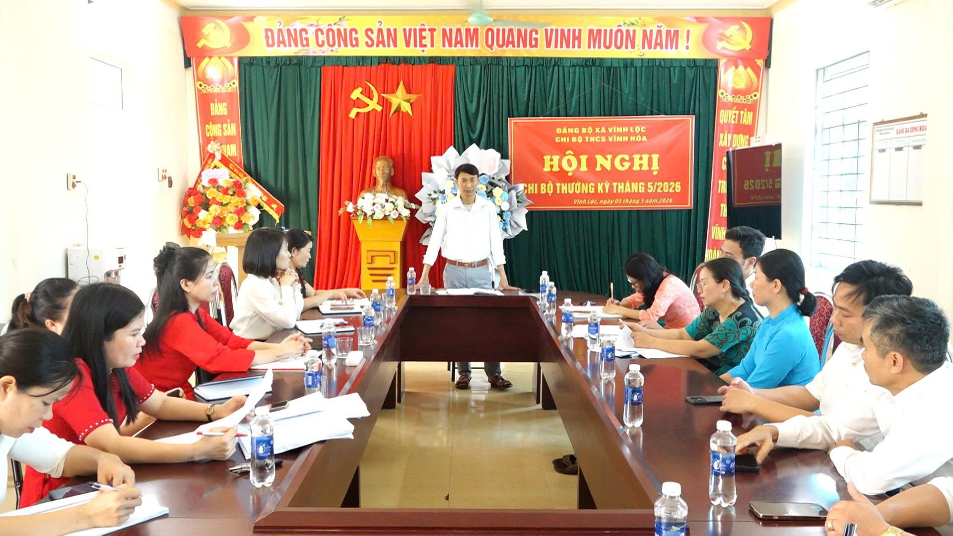 Đồng chí Phó bí thư Thường trực Đảng ủy xã Bùi Thị Cẩm Tú dự sinh hoạt chi bộ thường kỳ tháng 5 tại chi bộ trường THCS Vĩnh Hòa.