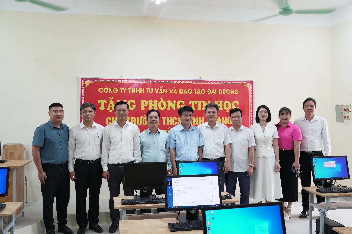 D:\ANH NAM 2026\THANG 4\TRAO MAY TINH TRUONG VINH QUANG\DSC03776.JPG