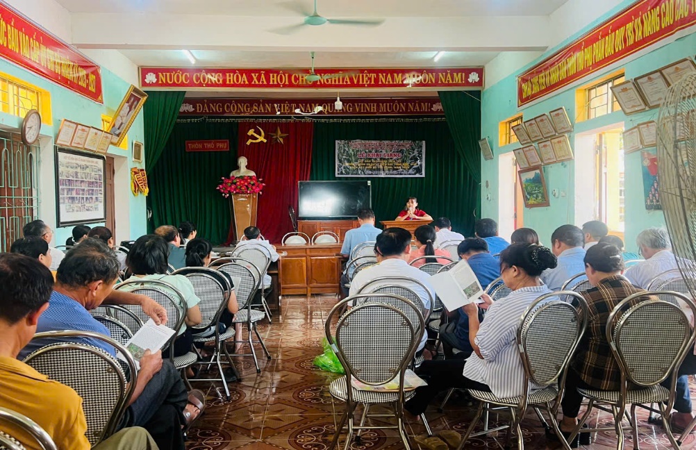 A group of people sitting in chairs in a room
AI-generated content may be incorrect.