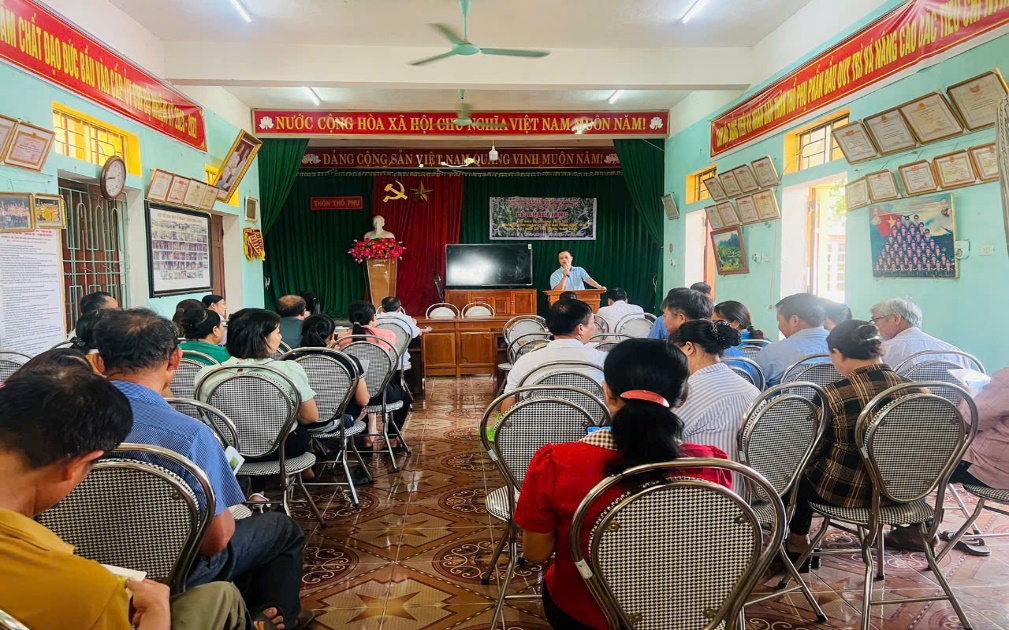 A group of people sitting in chairs in a room
AI-generated content may be incorrect.