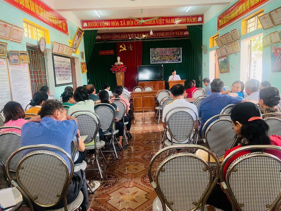 A group of people sitting in chairs in a room
AI-generated content may be incorrect.