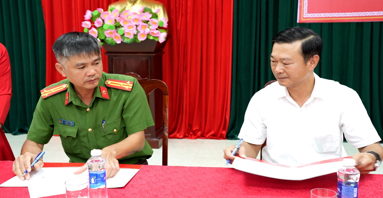 Có thể là hình ảnh về 2 người, cái bục và văn bản