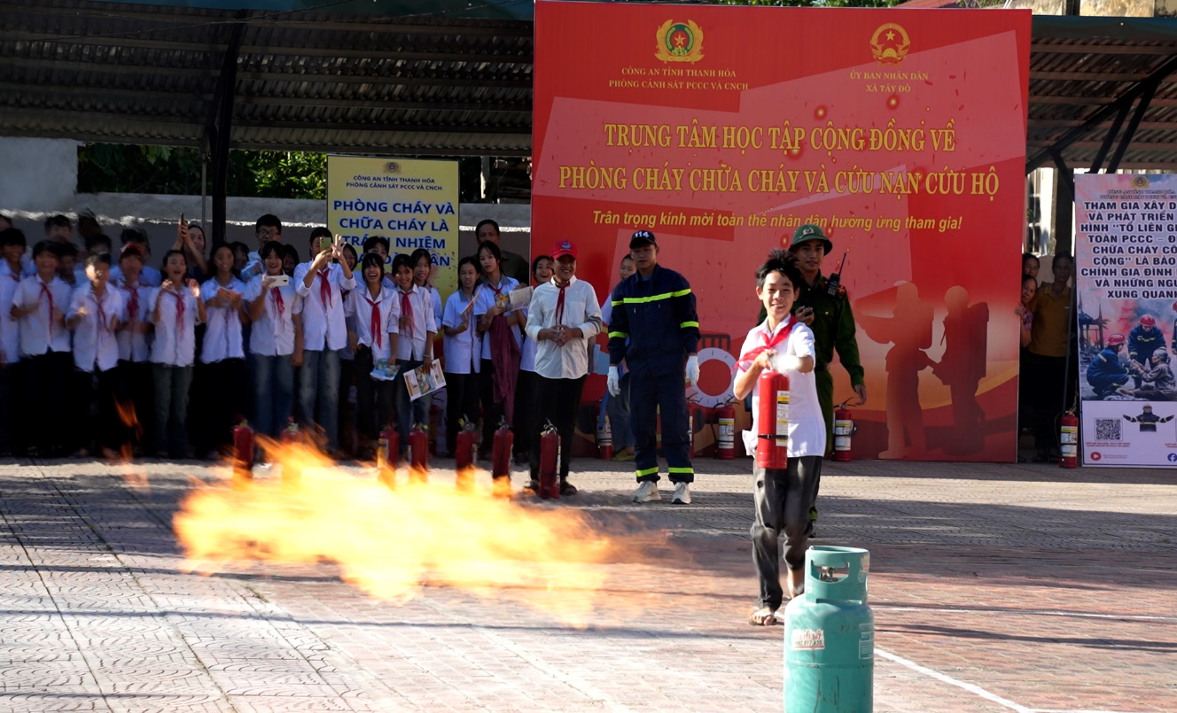 Có thể là hình ảnh về 9 người, ngọn lửa và văn bản